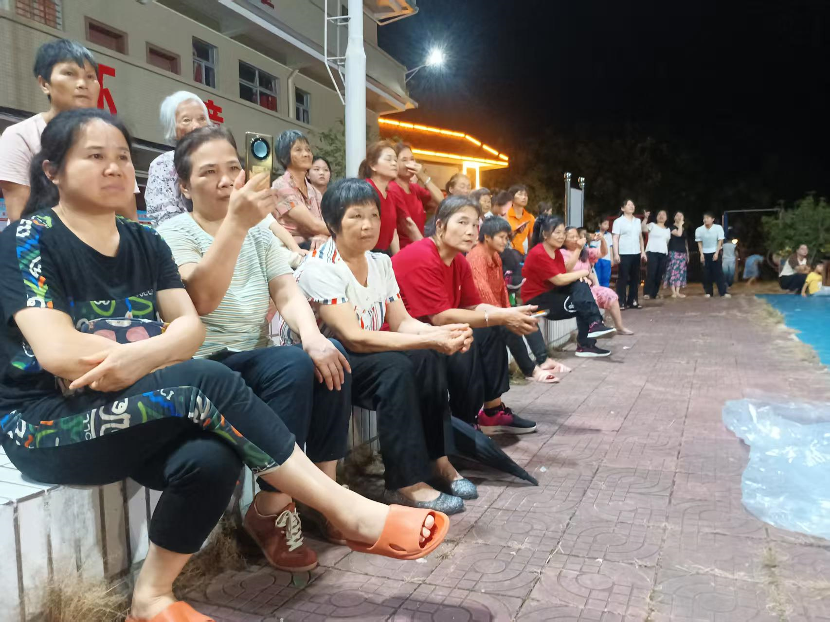 舞动芳华庆家睦 感恩母爱暖南塘——高州市南塘镇举办国际家庭日主题广场舞联欢晚会-5.jpg