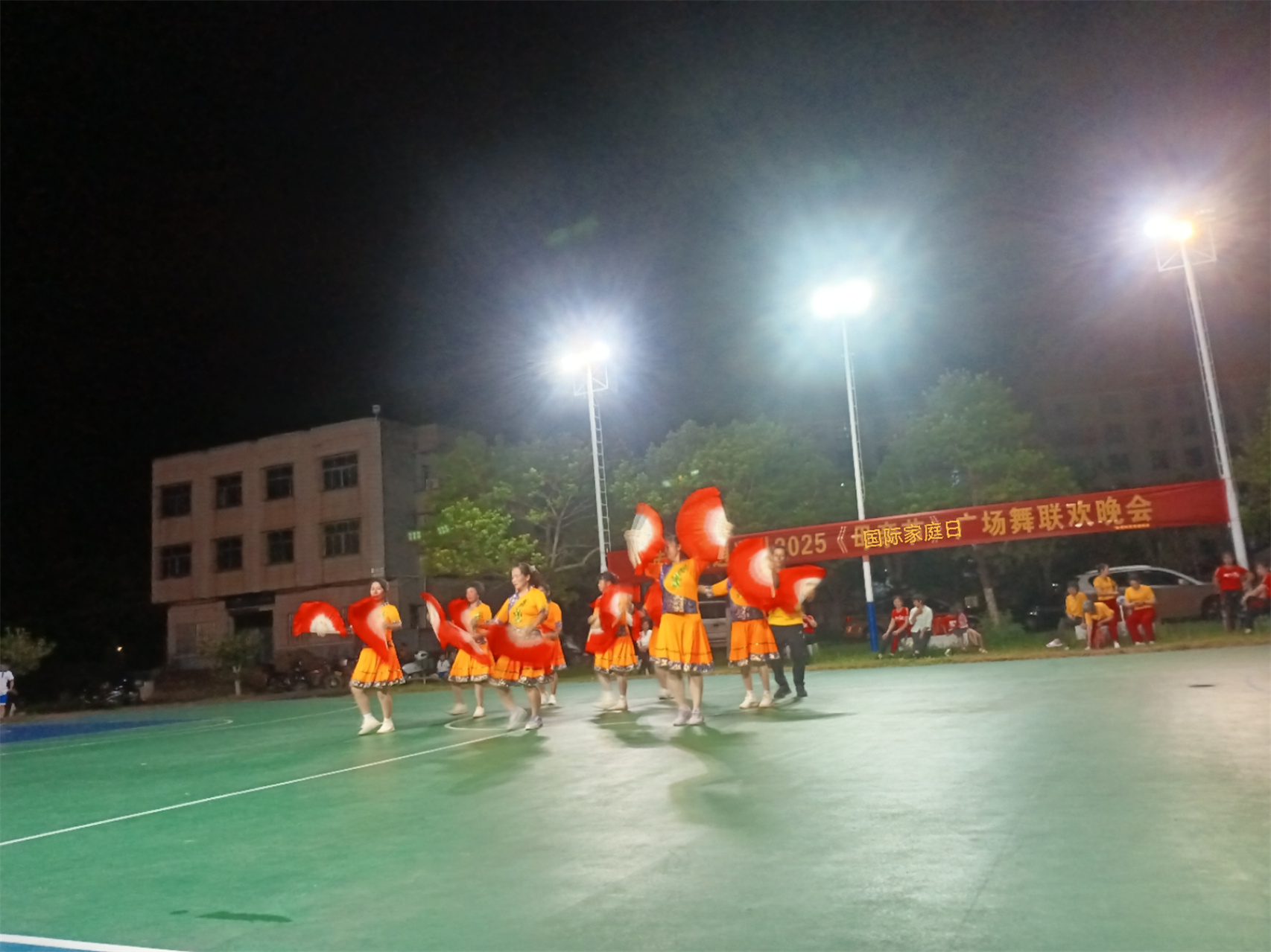 舞动芳华庆家睦 感恩母爱暖南塘——高州市南塘镇举办国际家庭日主题广场舞联欢晚会-7.jpg