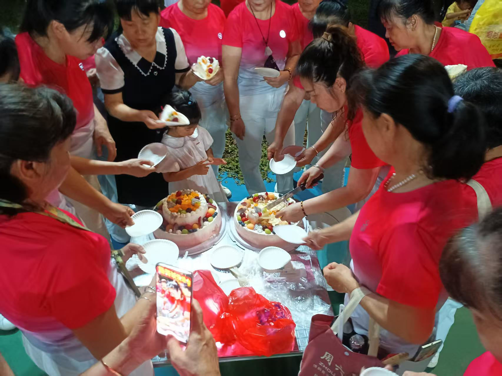 舞动芳华庆家睦 感恩母爱暖南塘——高州市南塘镇举办国际家庭日主题广场舞联欢晚会-8.jpg