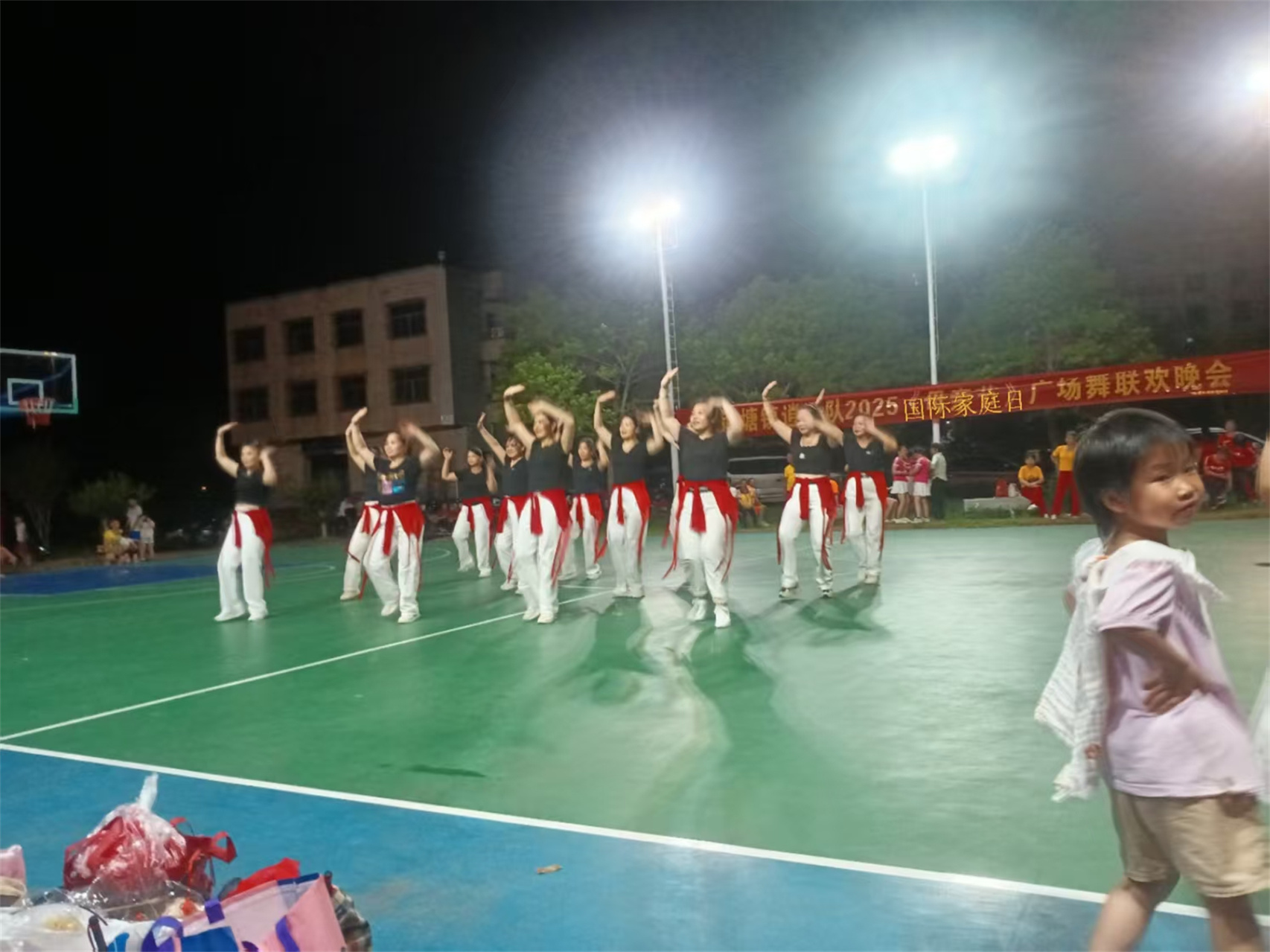 舞动芳华庆家睦 感恩母爱暖南塘——高州市南塘镇举办国际家庭日主题广场舞联欢晚会-6.jpg