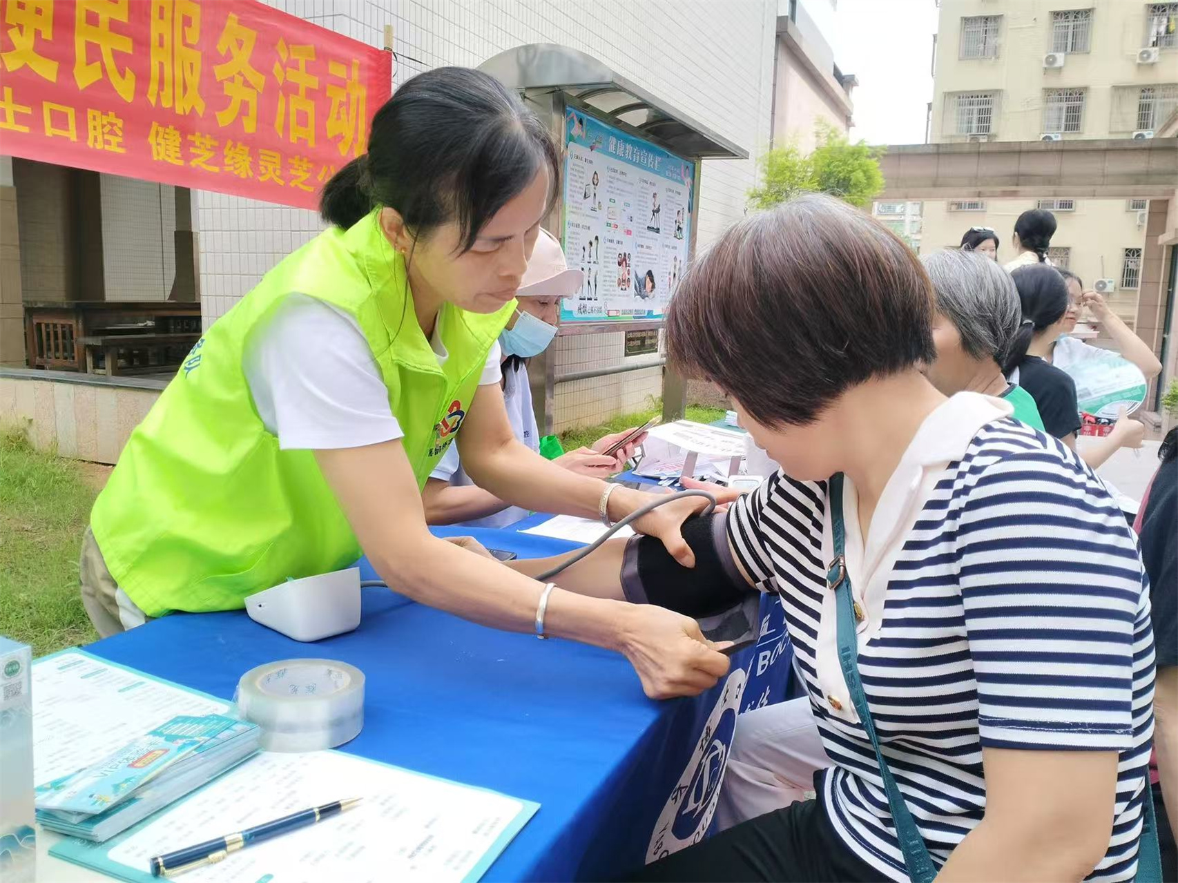 “健康家庭·暖心同行”——高州市巾帼志愿者协会2025年国际家庭日公益便民活动-13.jpg
