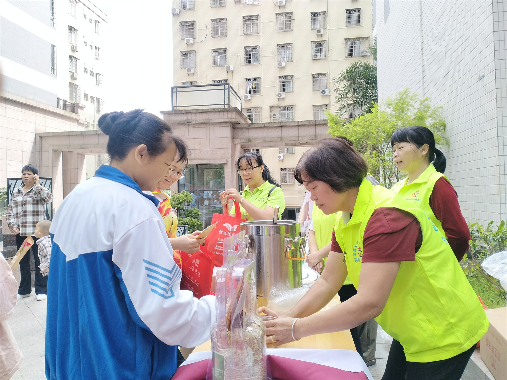 “健康家庭·暖心同行”——高州市巾帼志愿者协会2025年国际家庭日公益便民活动-15.jpg