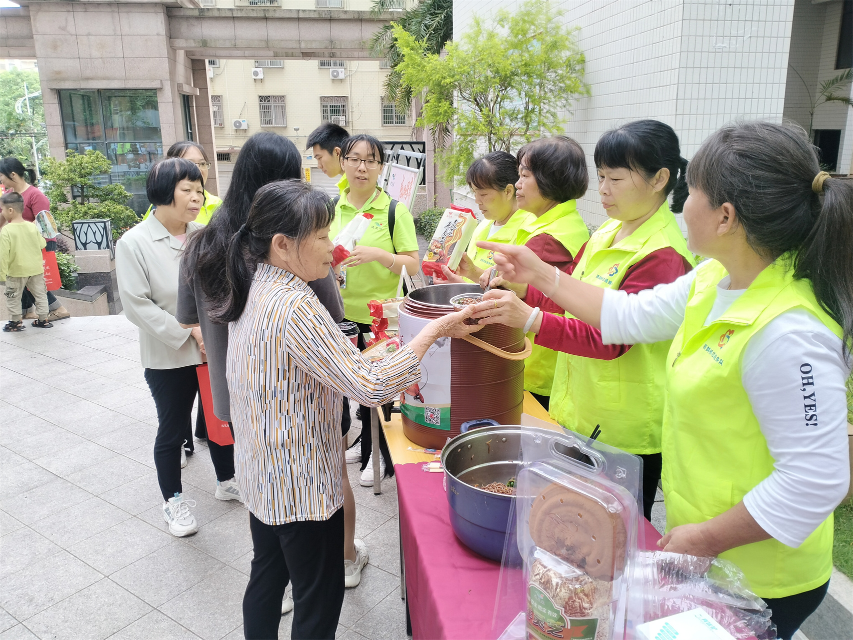 “健康家庭·暖心同行”——高州市巾帼志愿者协会2025年国际家庭日公益便民活动-14.jpg