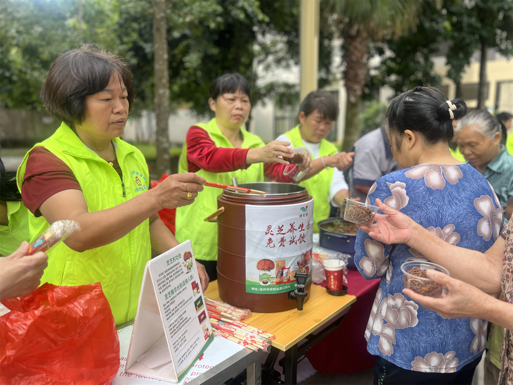 “健康家庭·暖心同行”——高州市巾帼志愿者协会2025年国际家庭日公益便民活动-17.jpg