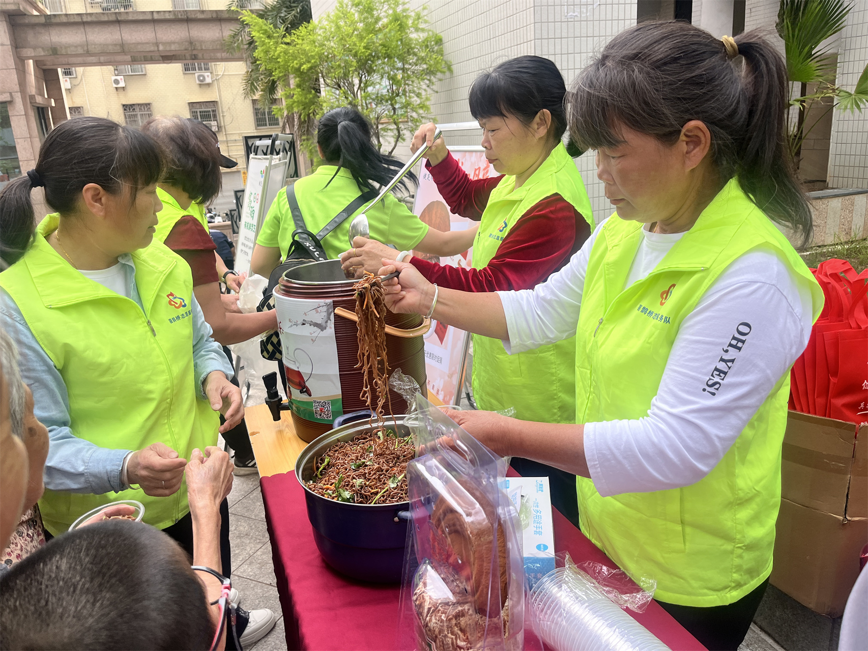 “健康家庭·暖心同行”——高州市巾帼志愿者协会2025年国际家庭日公益便民活动-16.jpg