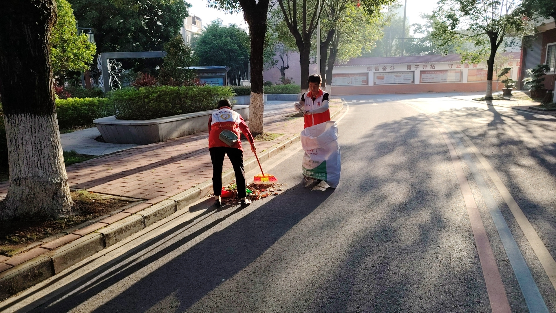 高州市火星山美晨星志愿队开展创卫活动，助力社区环境焕新-4.jpg