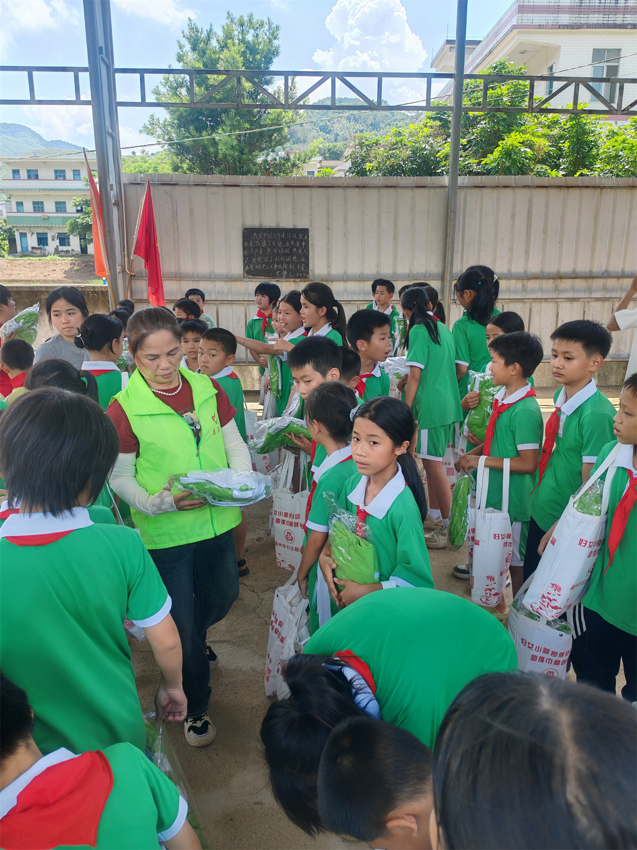 高州市巾帼志愿者爱心力量点亮山区儿童节日梦想-7.jpg