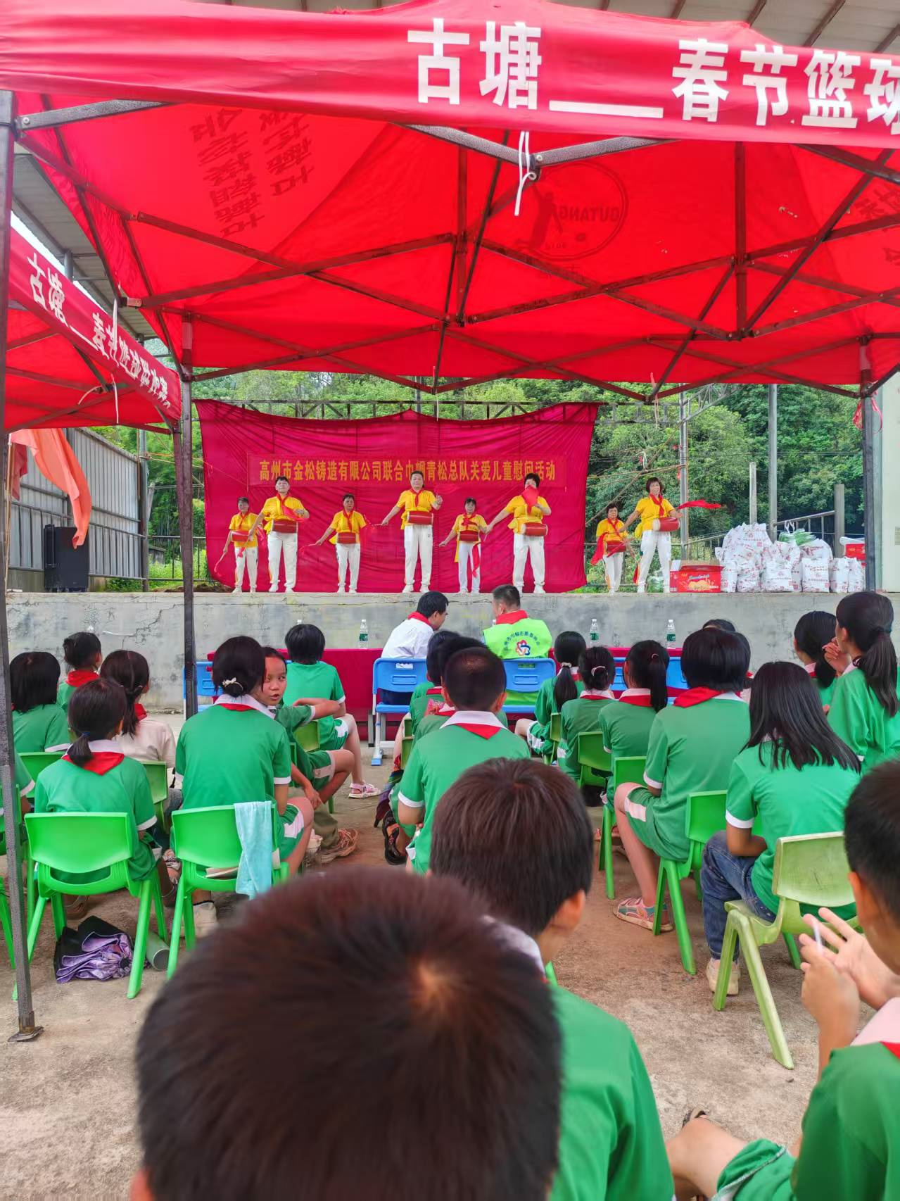 高州市巾帼志愿者爱心力量点亮山区儿童节日梦想-3.jpg
