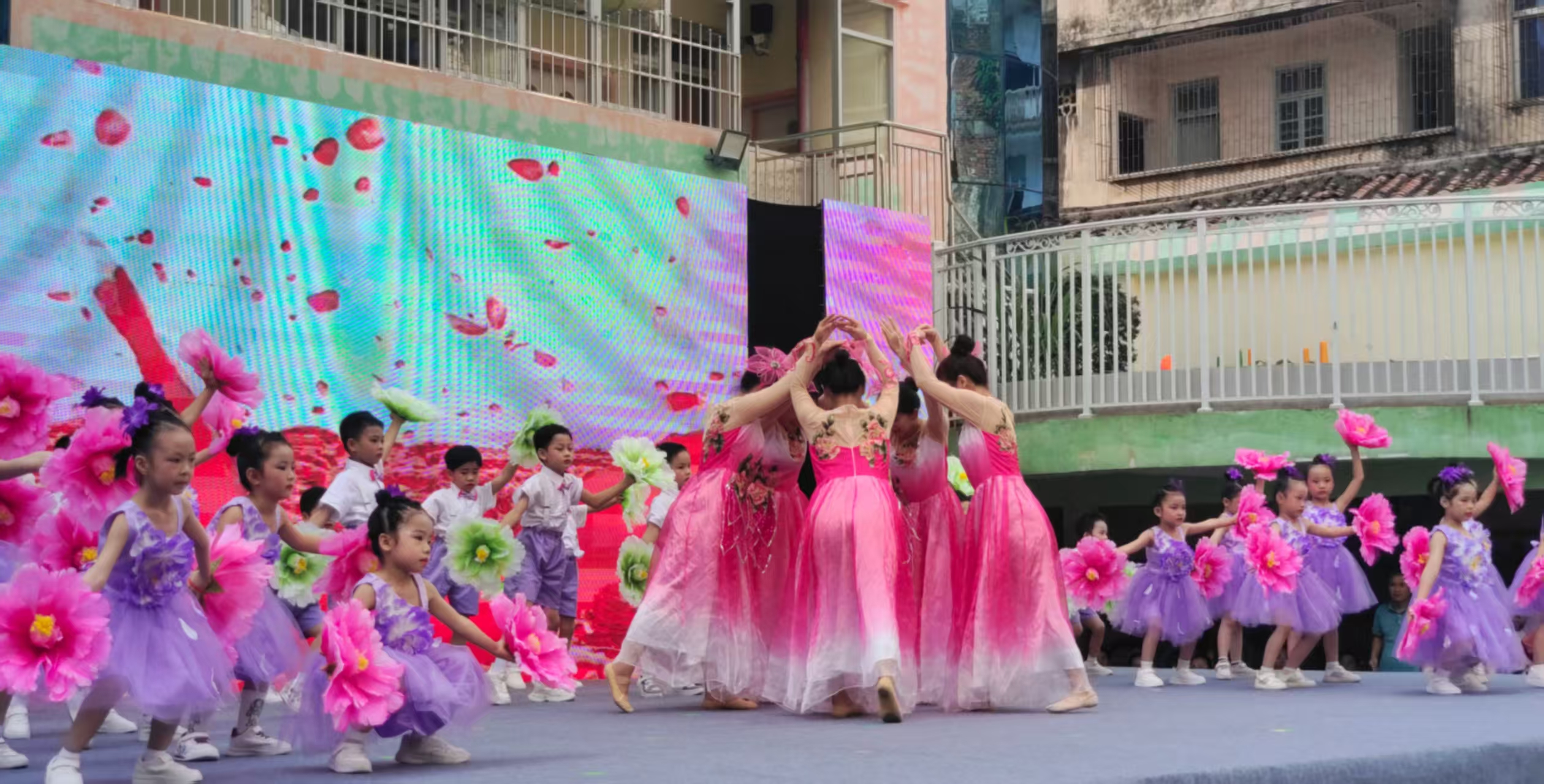 高州市巾帼志愿者协会朝阳艺术总队助力高州市第二幼儿园庆六一文艺展演-2.jpg