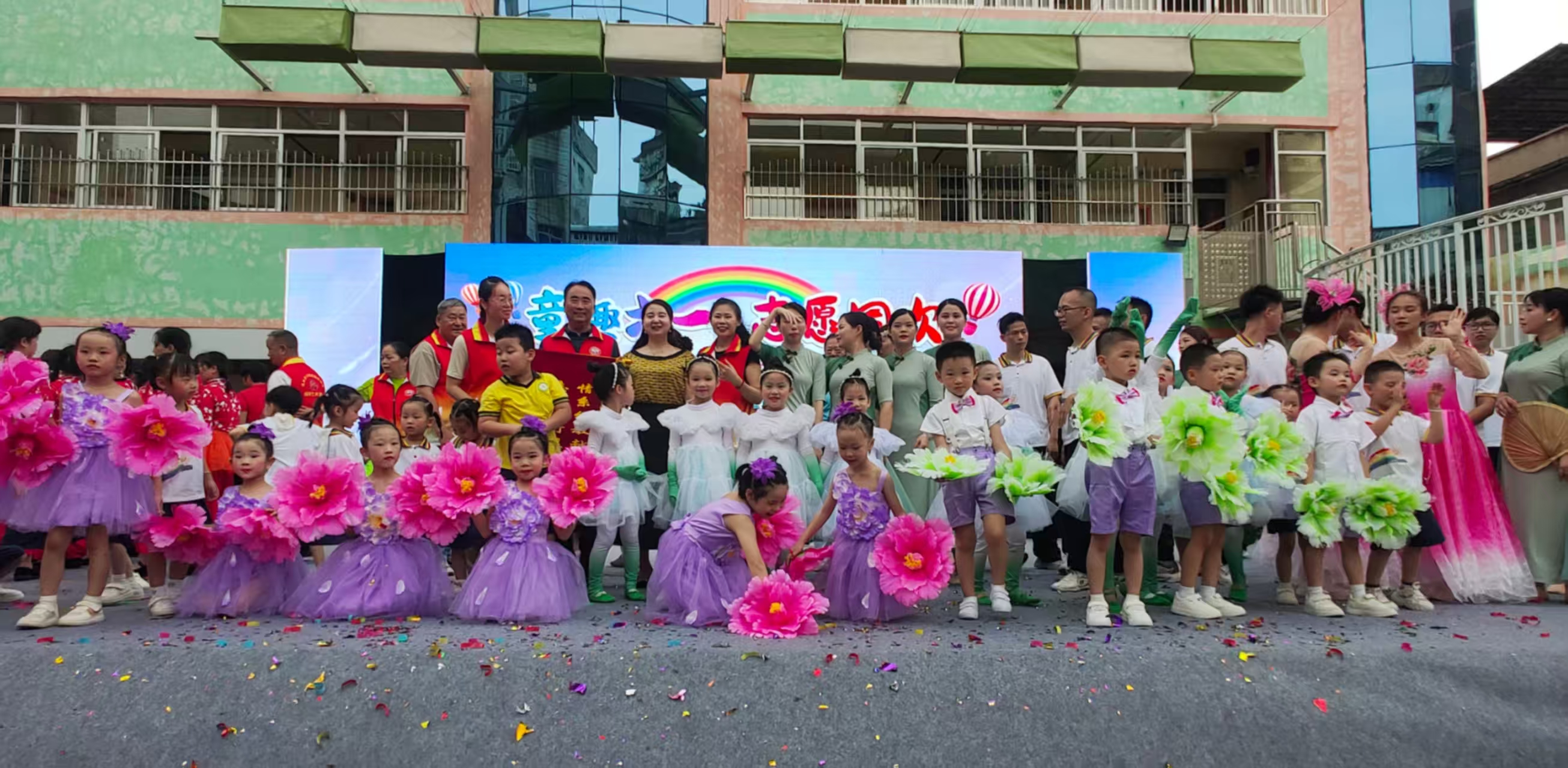 高州市巾帼志愿者协会朝阳艺术总队助力高州市第二幼儿园庆六一文艺展演-9.jpg