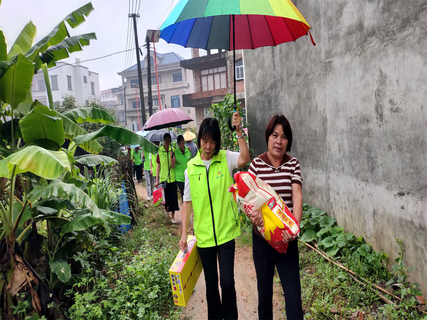 风雨里的温暖传递 --长坡薪火志愿服务队开展“每月一关爱”送温暖活动-4.jpg
