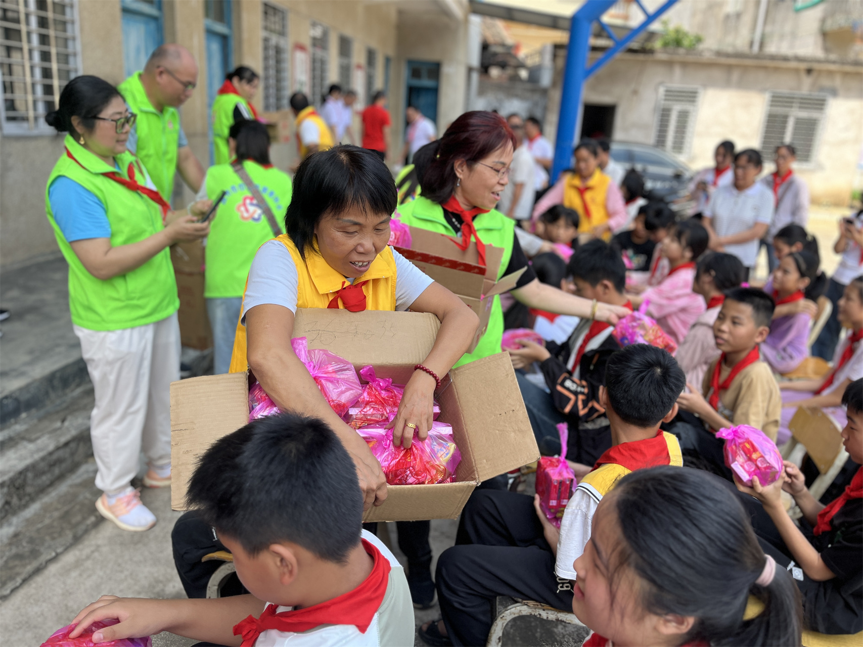 童心筑梦 志愿同行——高州市巾帼志愿者协会宣传部六一关爱儿童活动暖人心-21.jpg