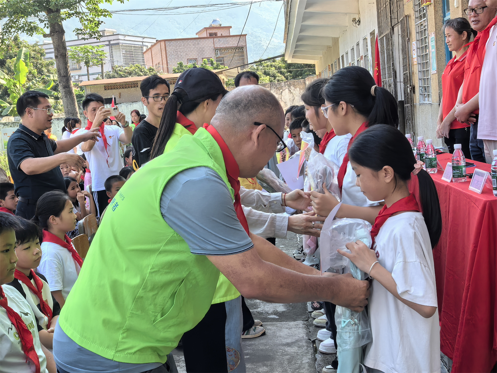 童心筑梦 志愿同行——高州市巾帼志愿者协会宣传部六一关爱儿童活动暖人心-18.jpg
