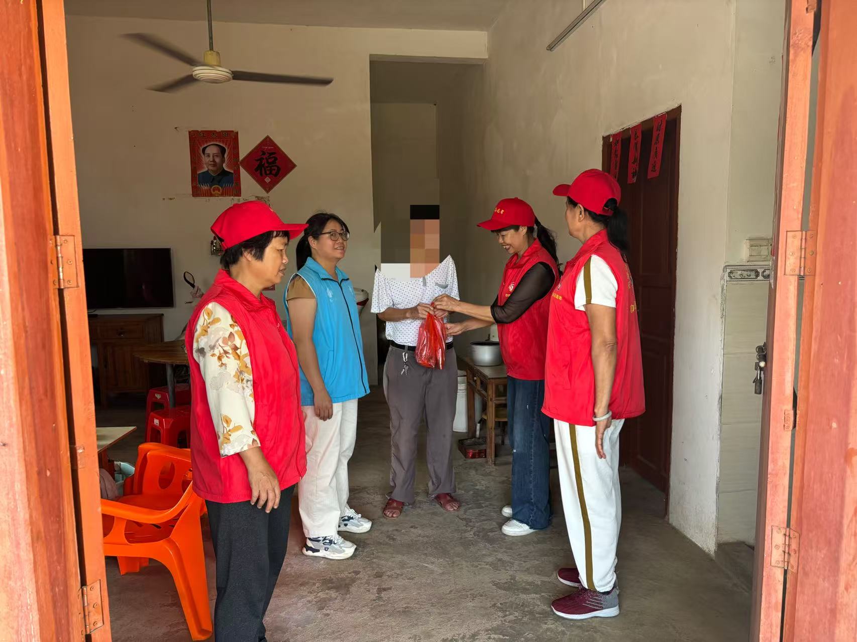 粽香传情暖桑榆 南塘镇巾帼志愿服务总队开展端午敬老暖心活动-8.jpg