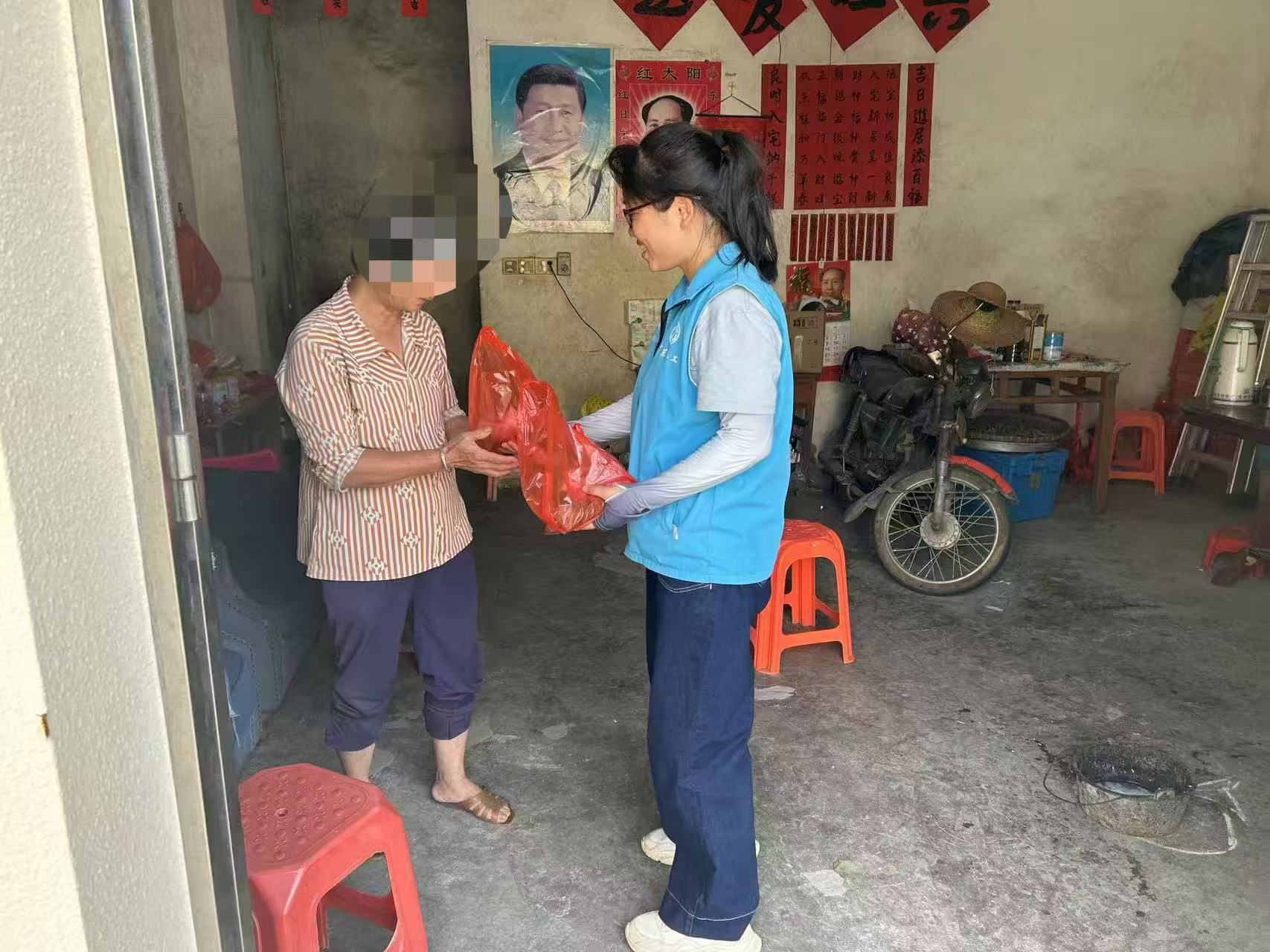 粽香传情暖桑榆 南塘镇巾帼志愿服务总队开展端午敬老暖心活动-11.jpg