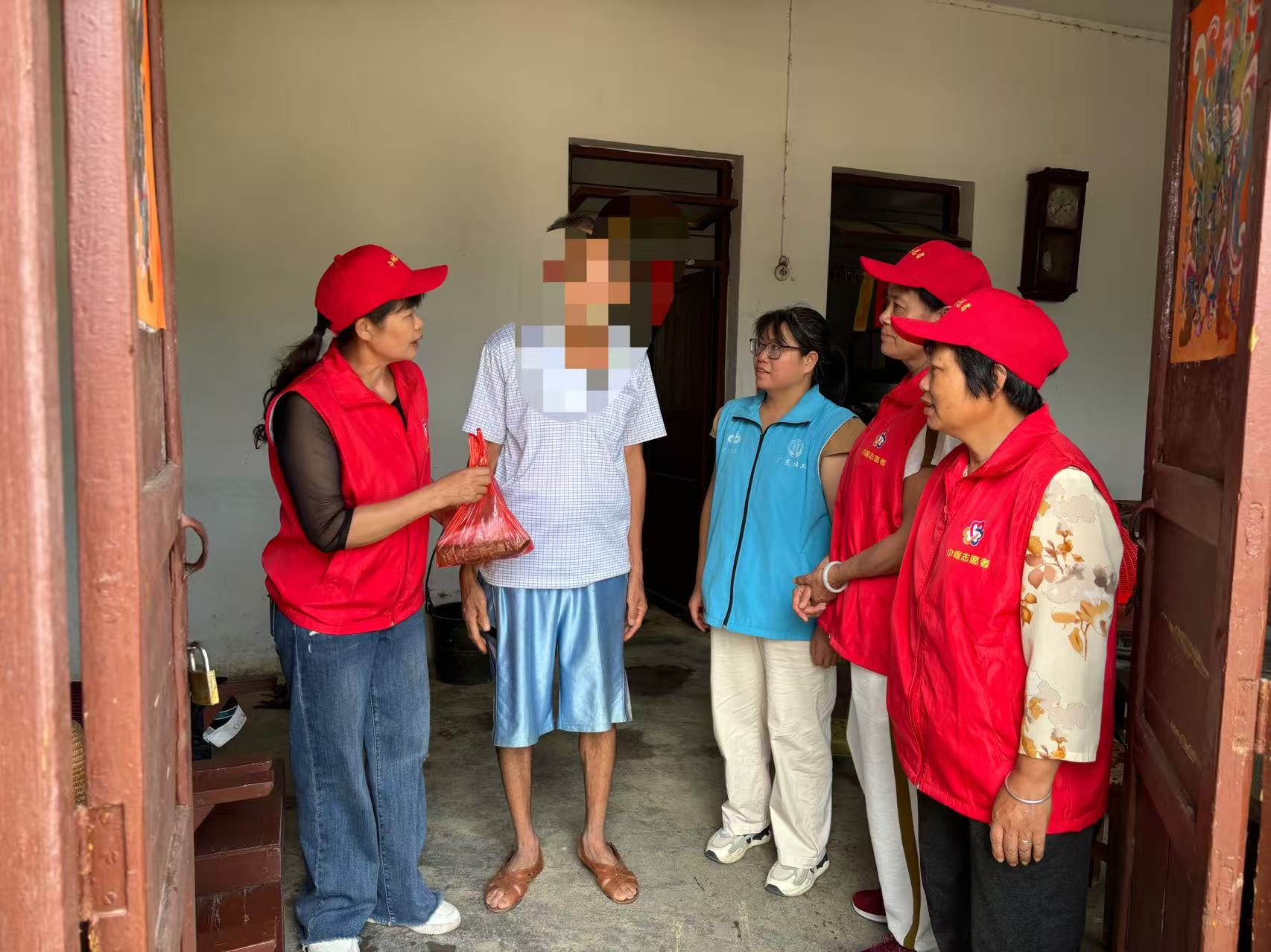 粽香传情暖桑榆 南塘镇巾帼志愿服务总队开展端午敬老暖心活动-6.jpg
