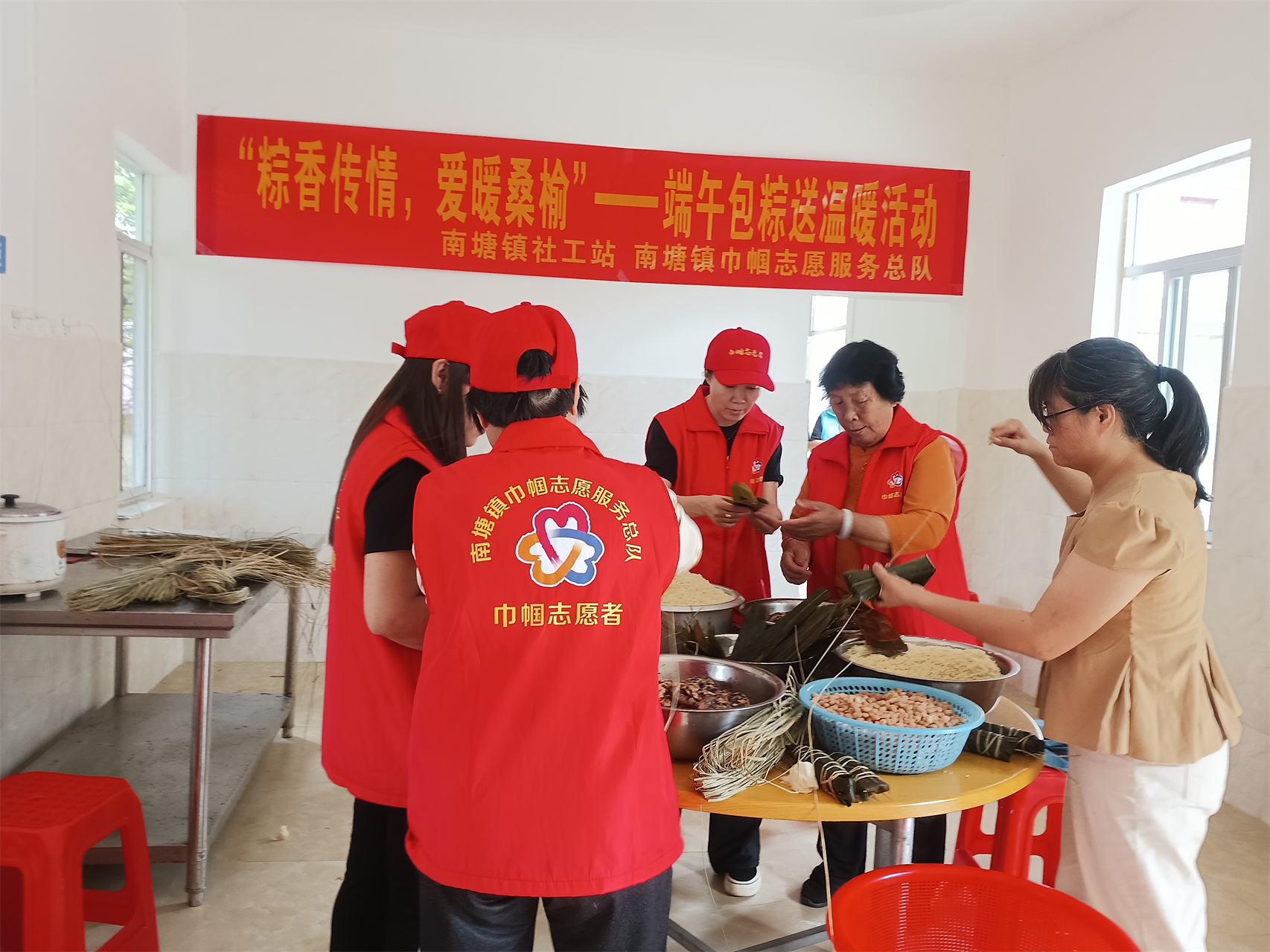 粽香传情暖桑榆 南塘镇巾帼志愿服务总队开展端午敬老暖心活动-4.jpg