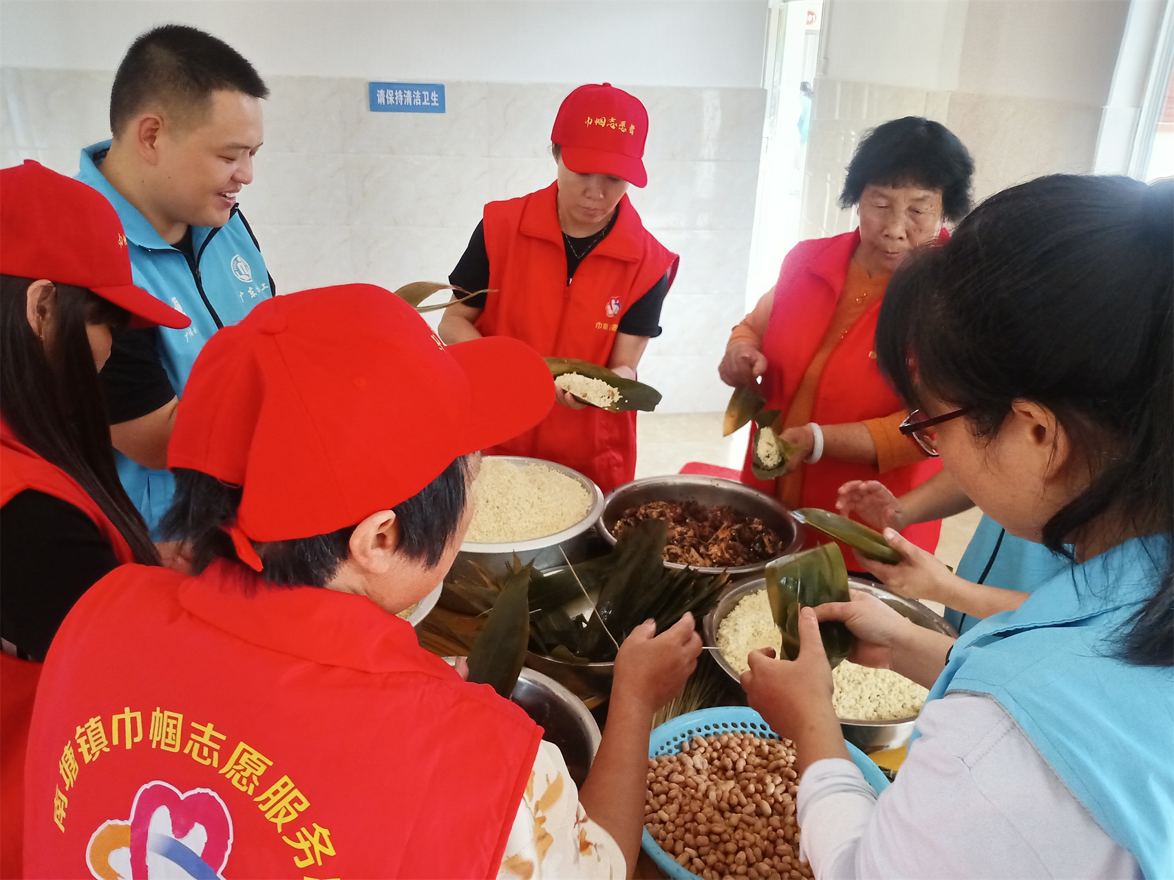 粽香传情暖桑榆 南塘镇巾帼志愿服务总队开展端午敬老暖心活动-3.jpg