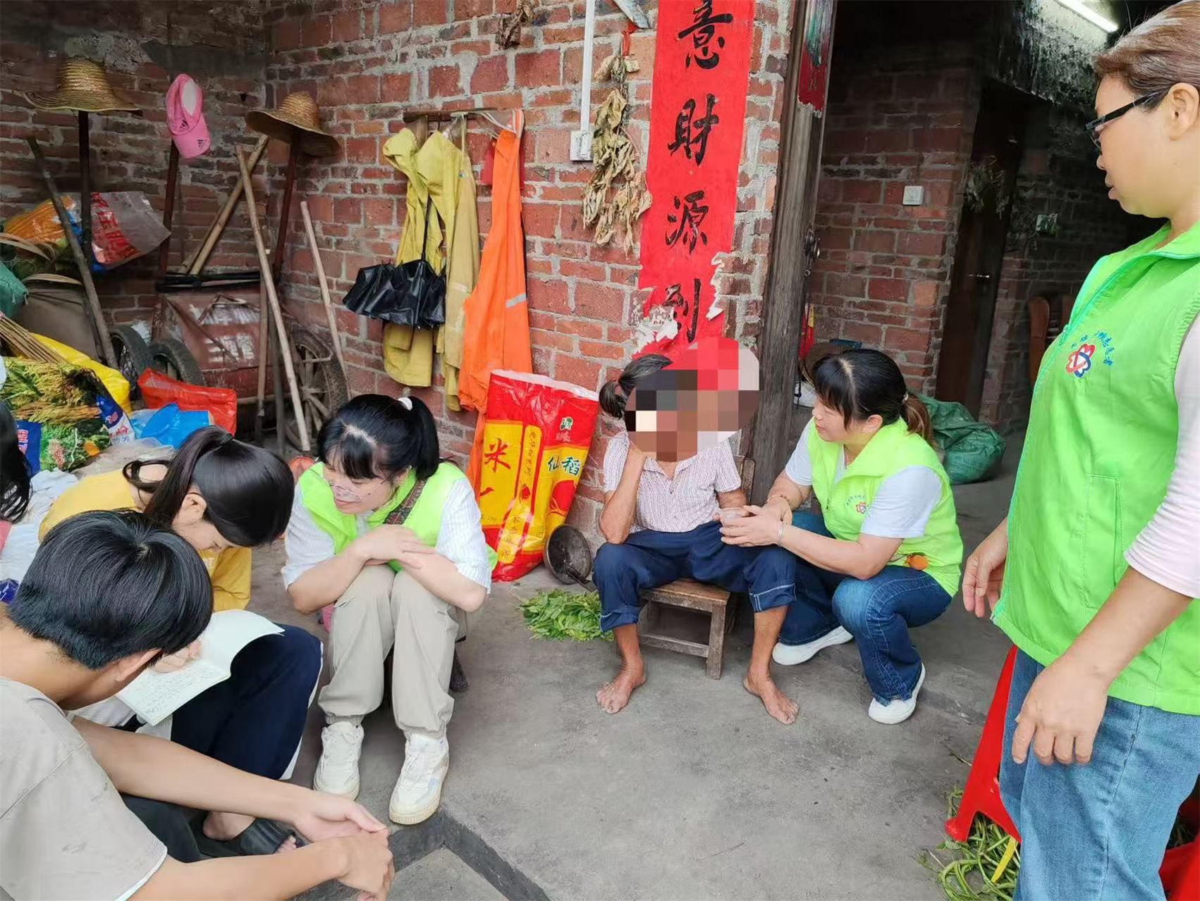 情暖童心 爱伴夕阳   ——高州市荷塘镇巾帼志愿队开展关爱留守儿童及老人活动-9.jpg