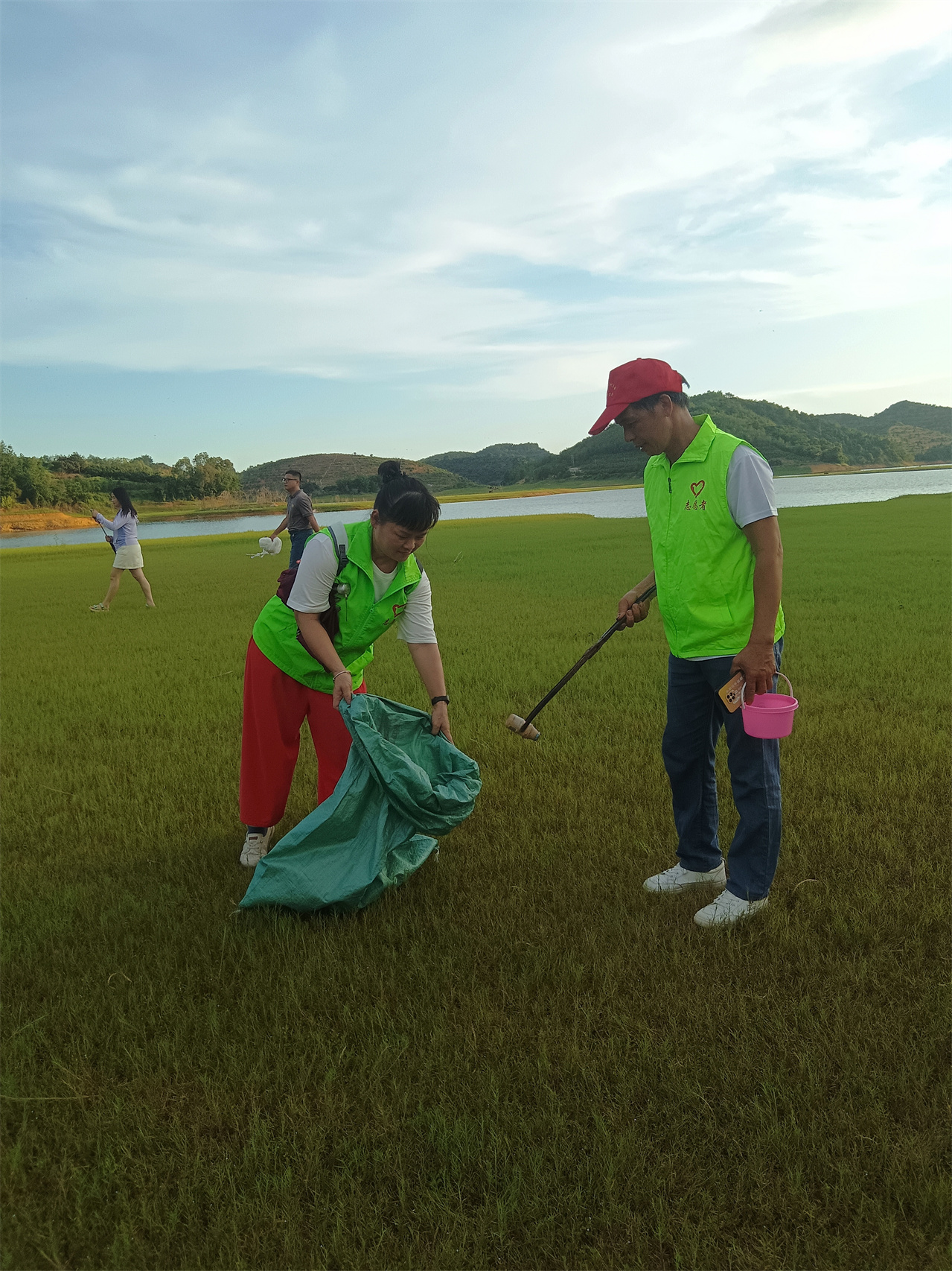 高州市平山镇巾帼志愿队开展“爱护母亲河，保护水资源”志愿活动-1.jpg