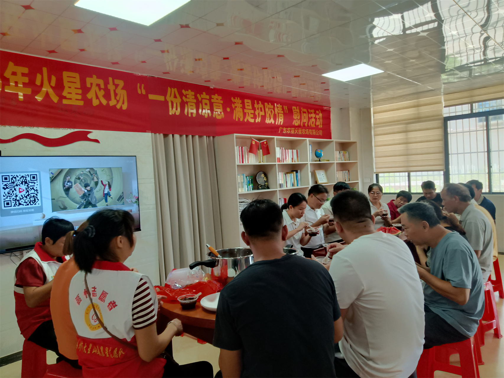 火星山美晨星志愿队开展“夏日送清凉 健康伴我行”活动，为一线人员送上关怀-3.jpg