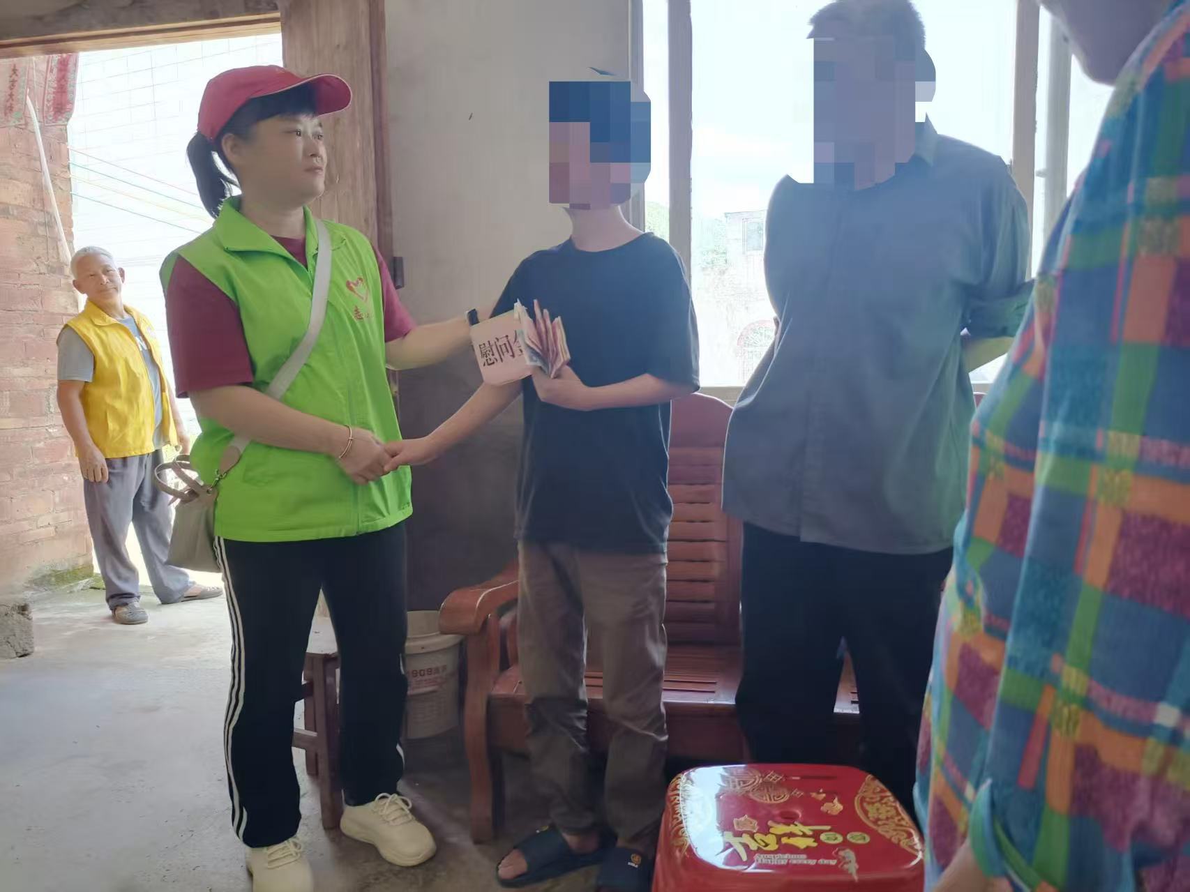 同在蓝天下，我们共携手——平山镇巾帼志愿总队开展“聚爱助困”活动-2.jpg
