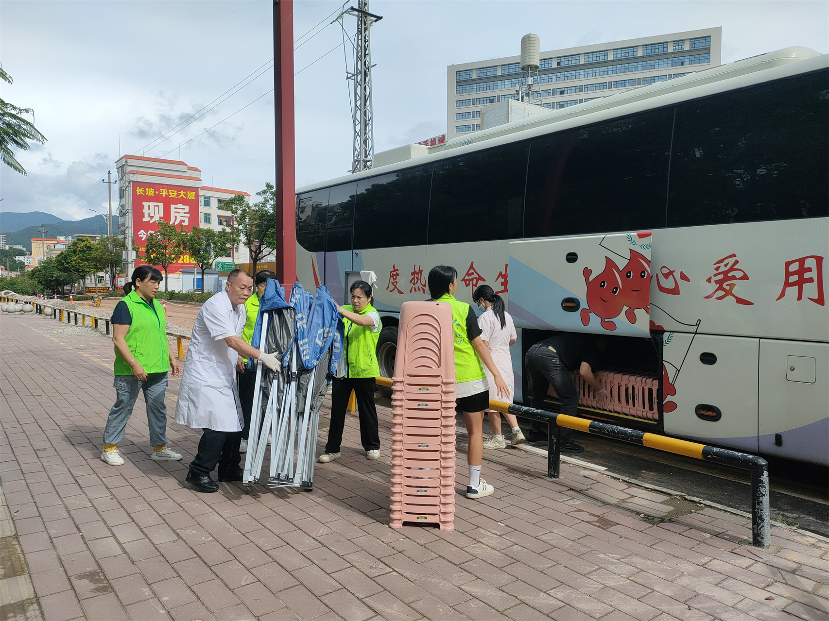 长坡镇薪火志愿服务队协助开展无偿献血活动-2.jpg