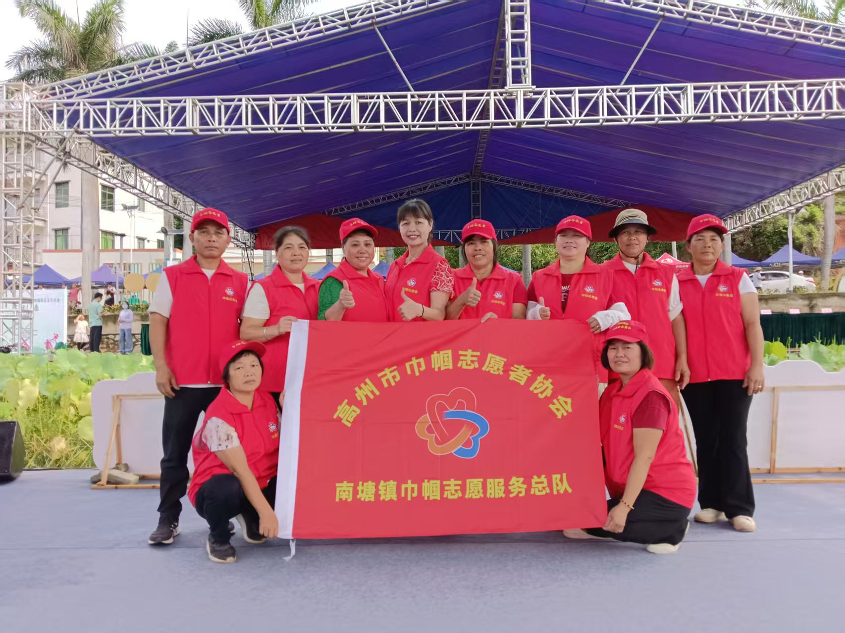 南塘巾帼志愿者助力彭村荷花文化节，绽放最美“她”力量-1.jpg