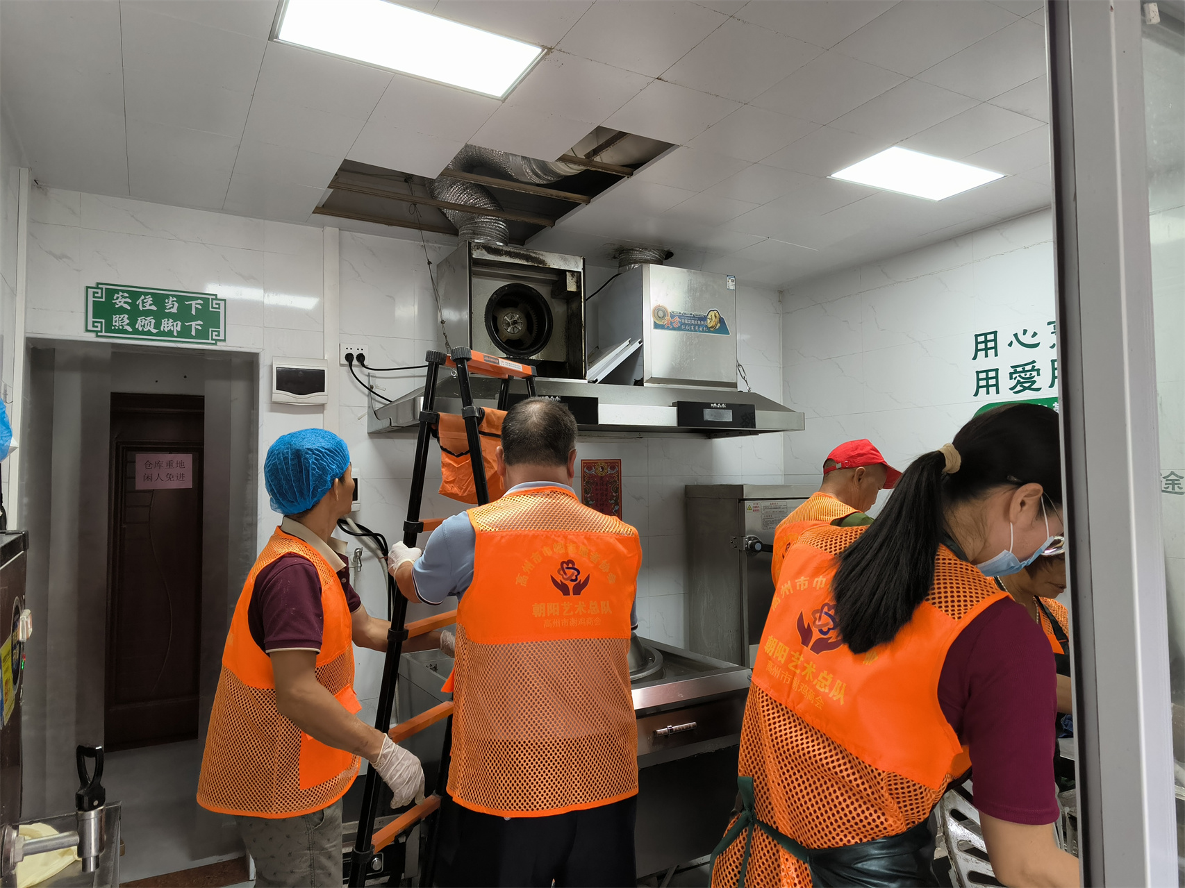 烈日下的爱心接力——朝阳艺术总队志愿者的惠民暖心记-5.jpg