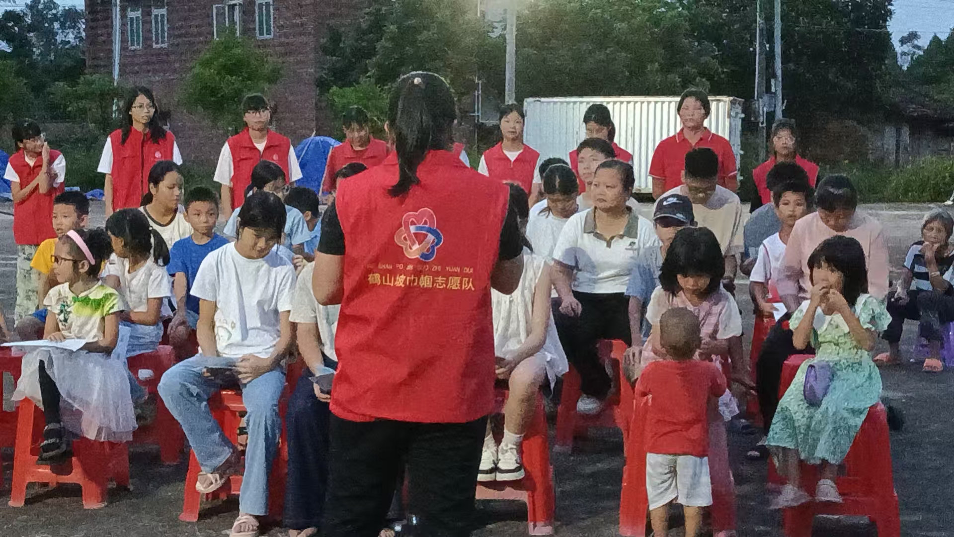 高州市巾帼志愿者进村开展安全教育 筑牢暑期安全防线-2.jpg