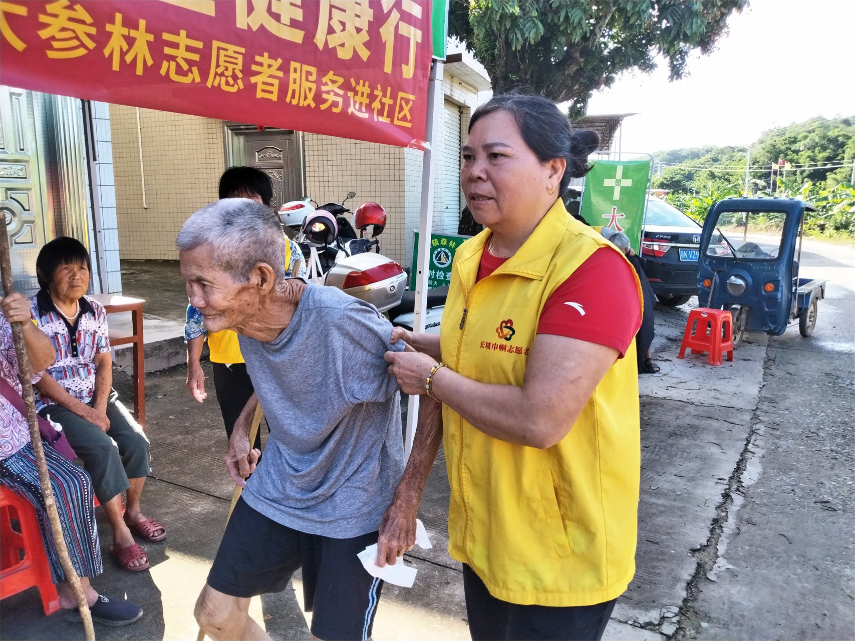 "老少乐园"健康公益进乡村 爱心服务暖人心-3.jpg