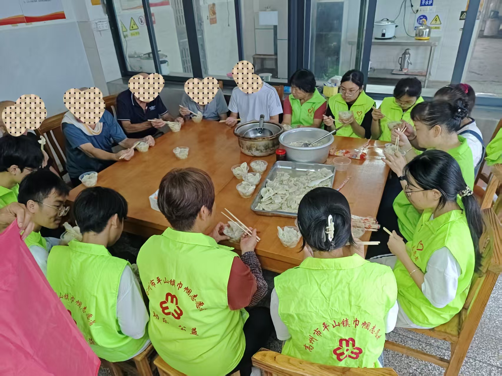 雨里的热饺子，平山镇巾帼志愿队为夕阳添暖-5.jpg