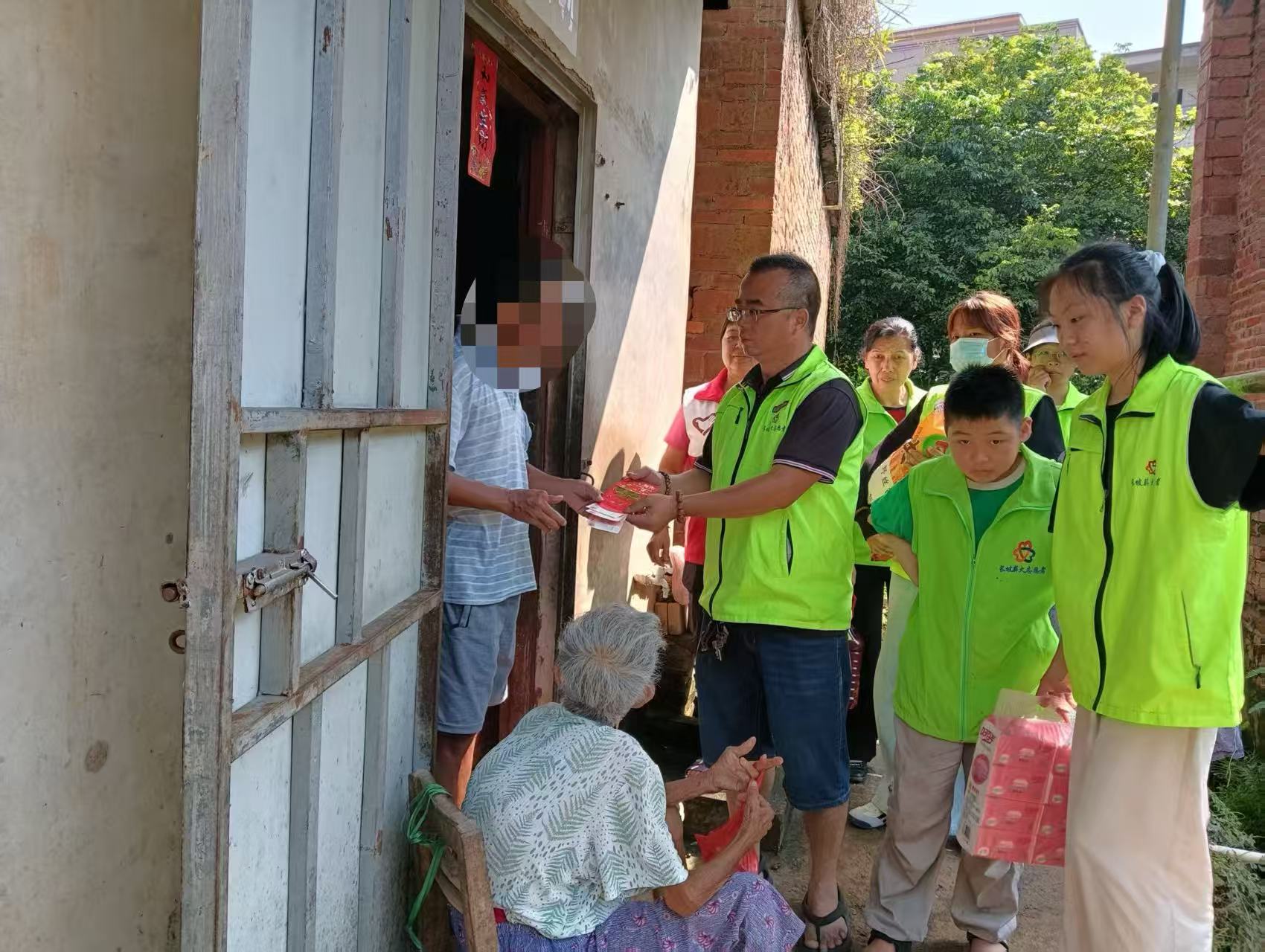 长坡薪火志愿队再送暖，七月关爱到家门-7.jpg