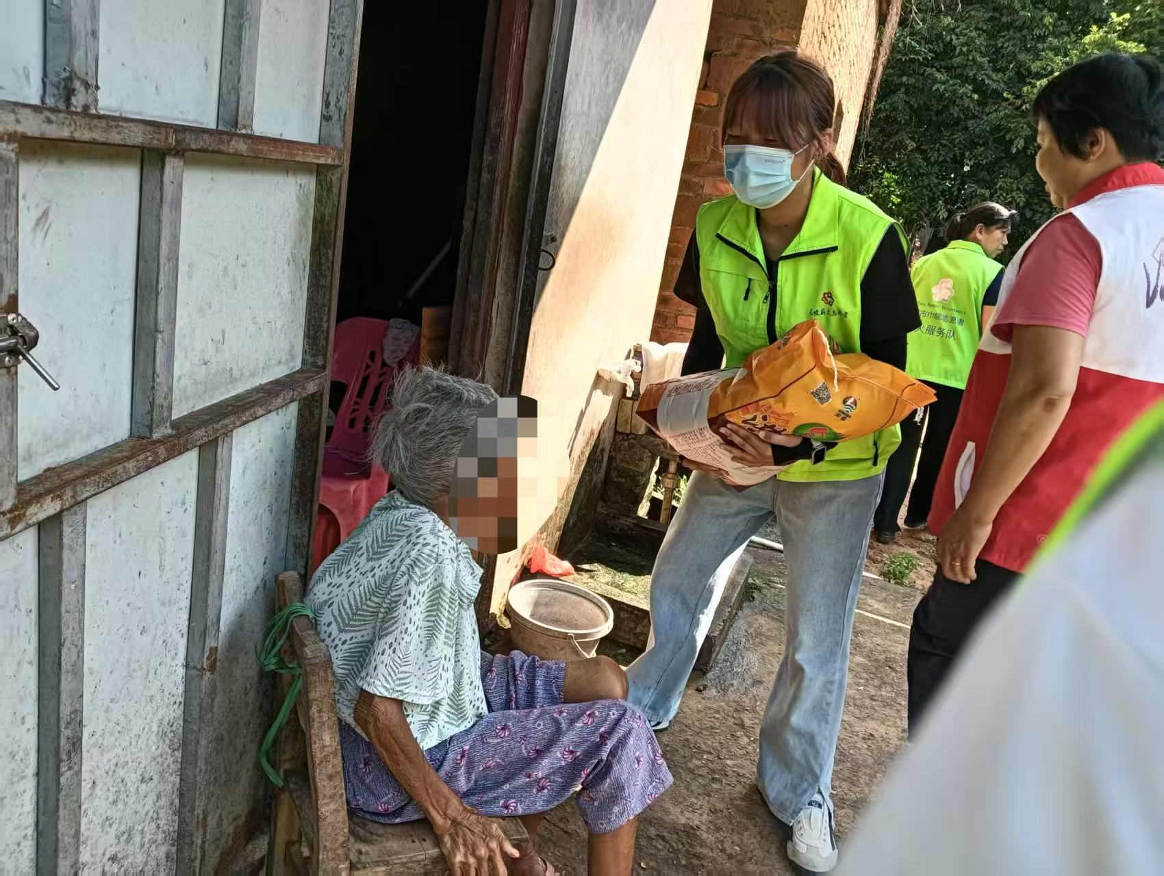 长坡薪火志愿队再送暖，七月关爱到家门-8.jpg