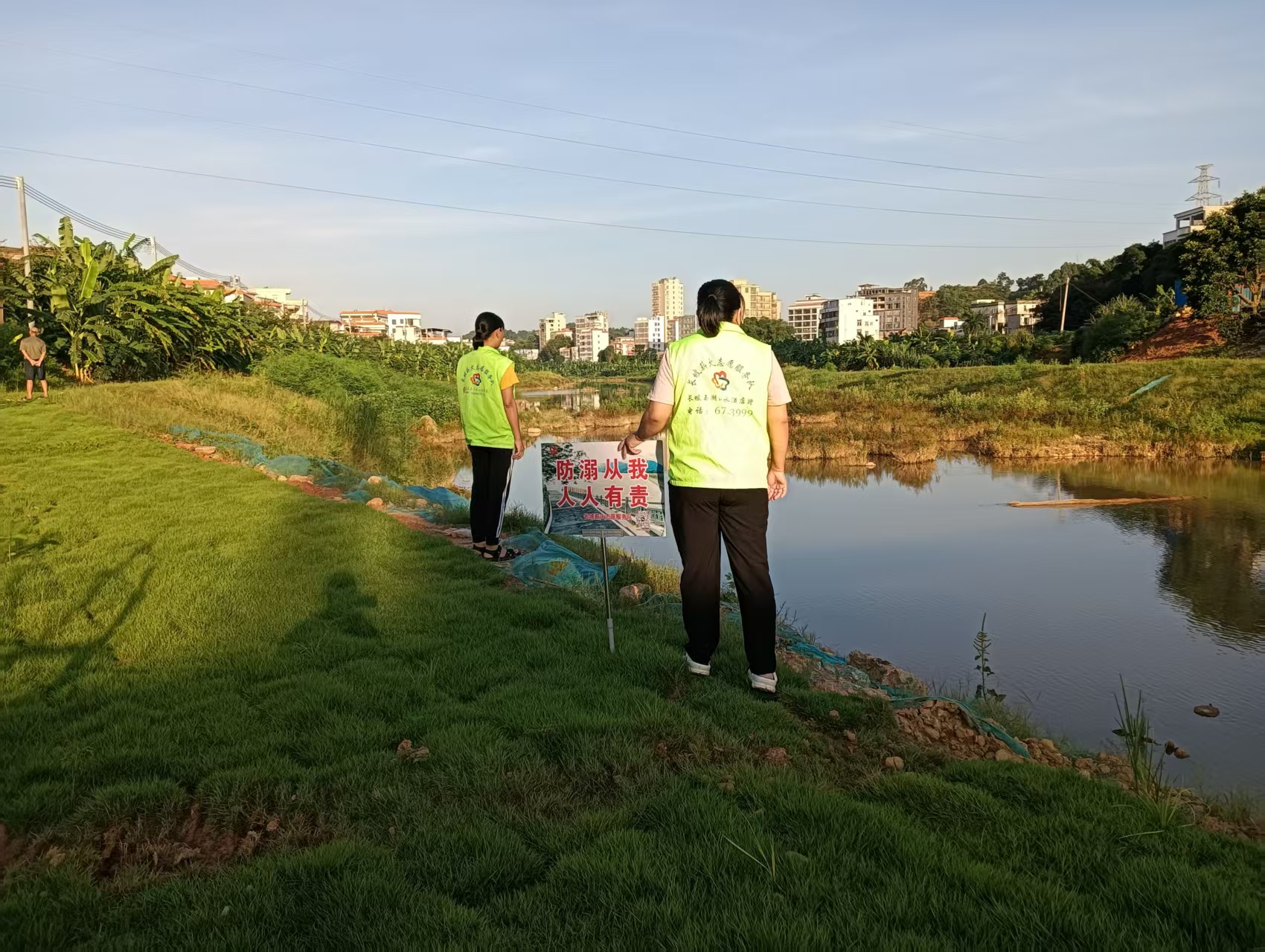高州市巾帼志愿者协会长坡薪火志愿队：巾帼护“童”行 守护水源筑防线-6.jpg