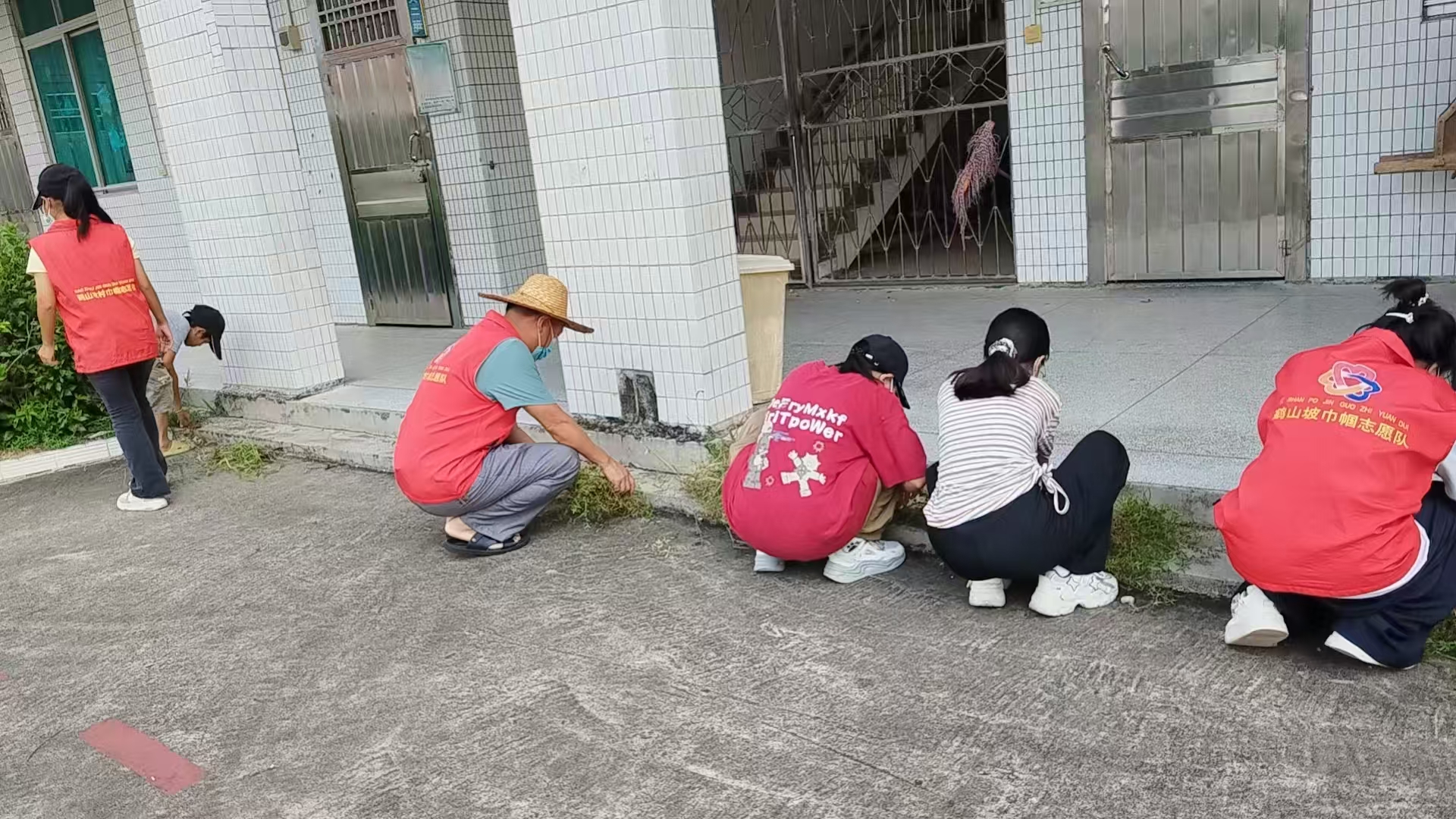 鹤山坡巾帼志愿队开展校园清洁行动：守护开学季，筑牢健康防线-3.jpg