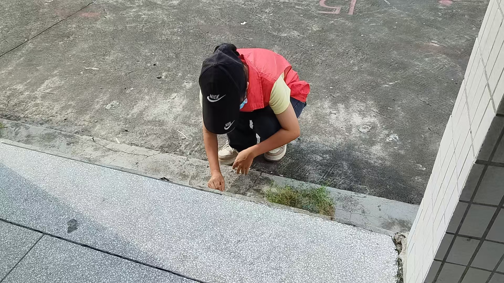 鹤山坡巾帼志愿队开展校园清洁行动：守护开学季，筑牢健康防线-4.jpg
