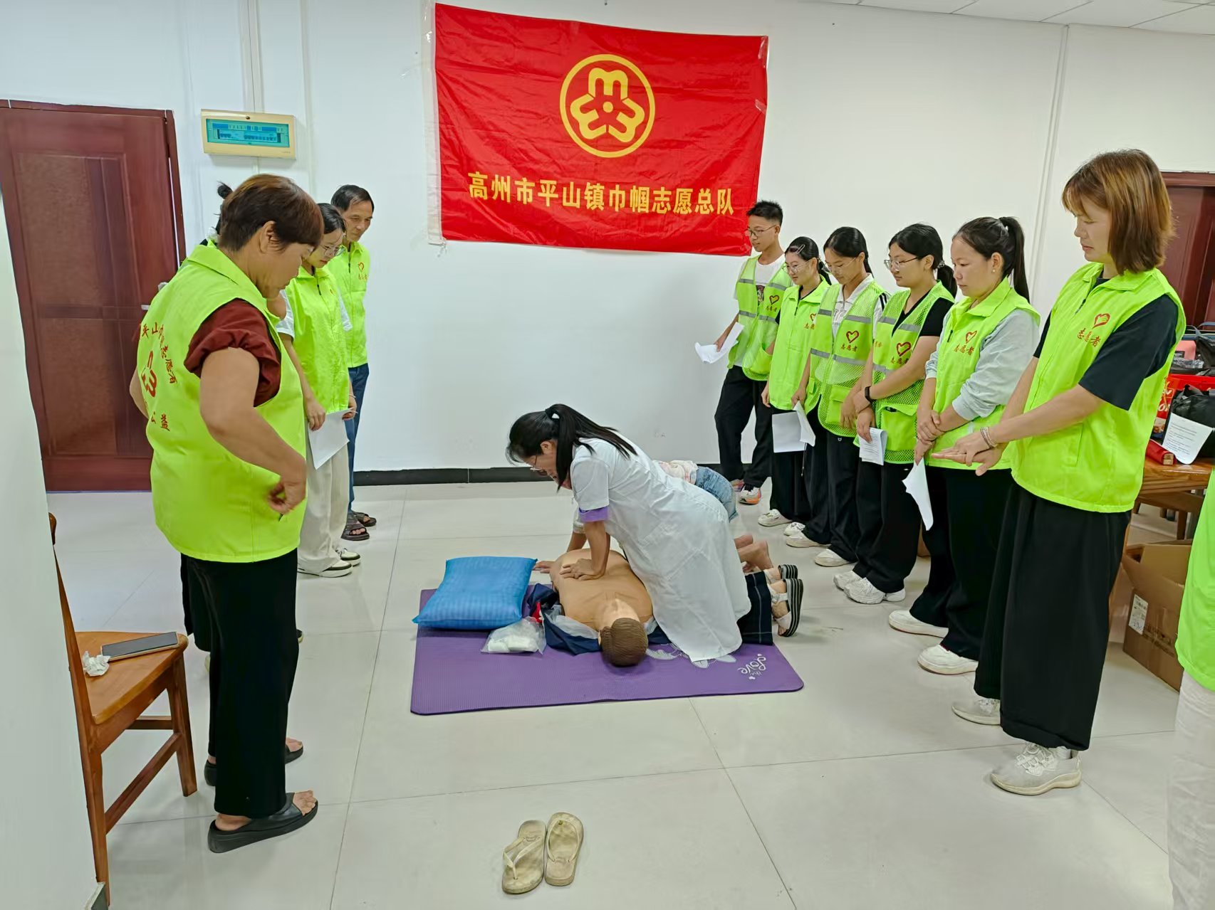 充电赋能！平山镇巾帼志愿队组织志愿知识与应急实操培训-4.jpg