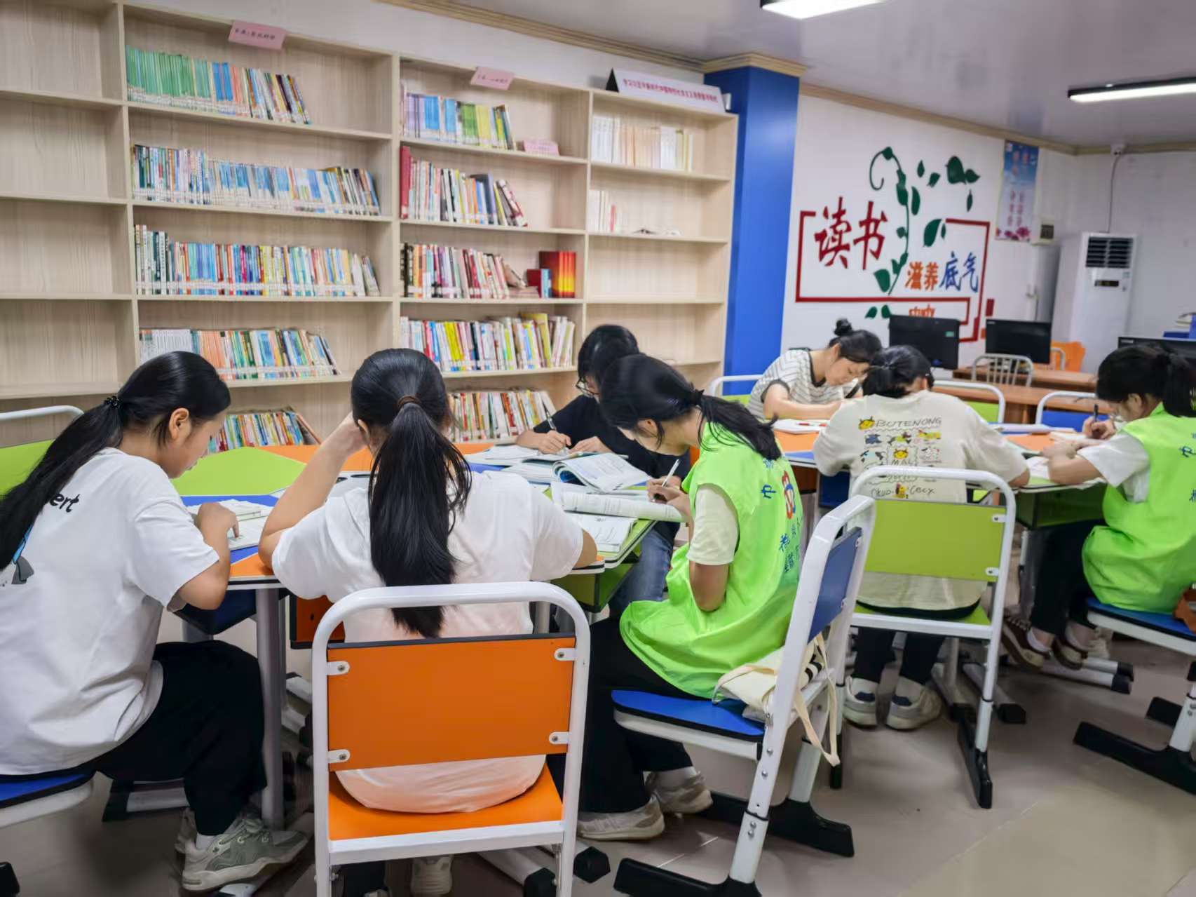 高州市荷花镇青年志愿队：暑期辅导传温情，陪伴助力共成长