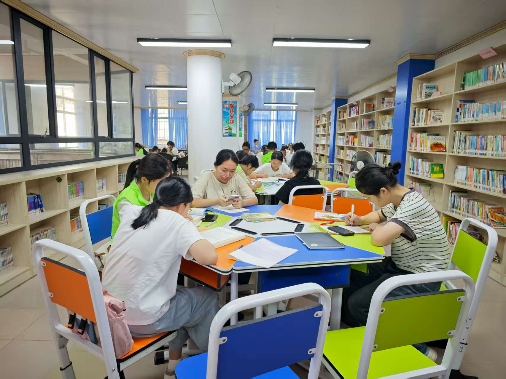 高州市荷花镇青年志愿队：暑期辅导传温情，陪伴助力共成长-2.jpg