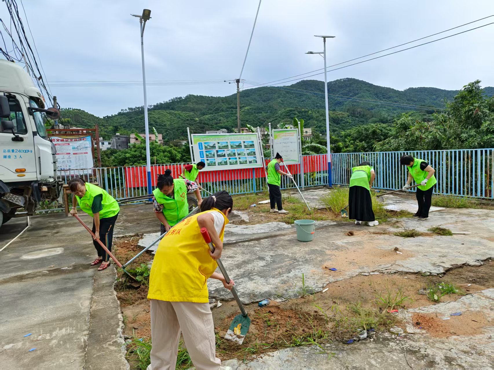 助力典型村建设 ：巾帼志愿在行动—平山巾帼志愿队到田坪典型村开展村道清理垃圾，严防基孔肯雅热疫情系列志愿活动-6.jpg