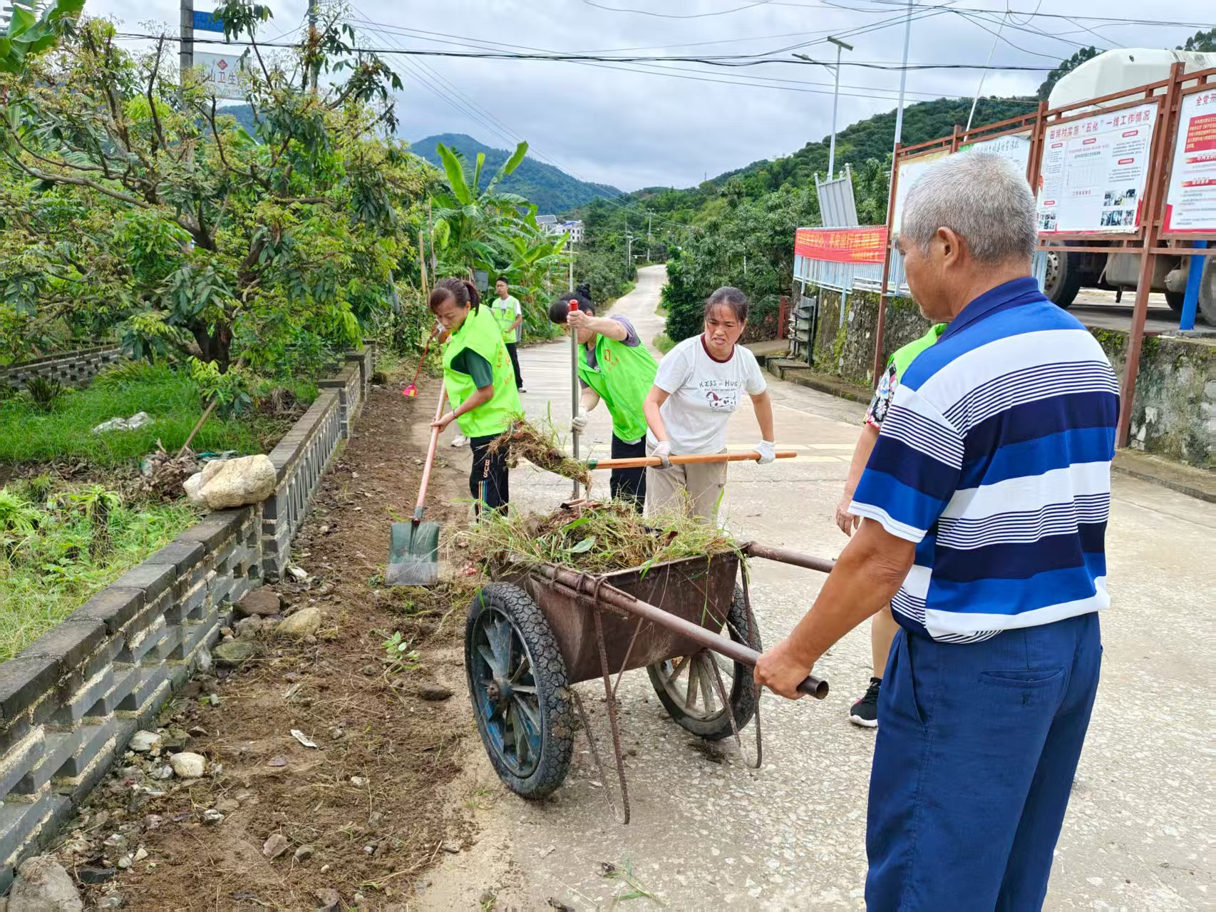 助力典型村建设 ：巾帼志愿在行动—平山巾帼志愿队到田坪典型村开展村道清理垃圾，严防基孔肯雅热疫情系列志愿活动-11.jpg
