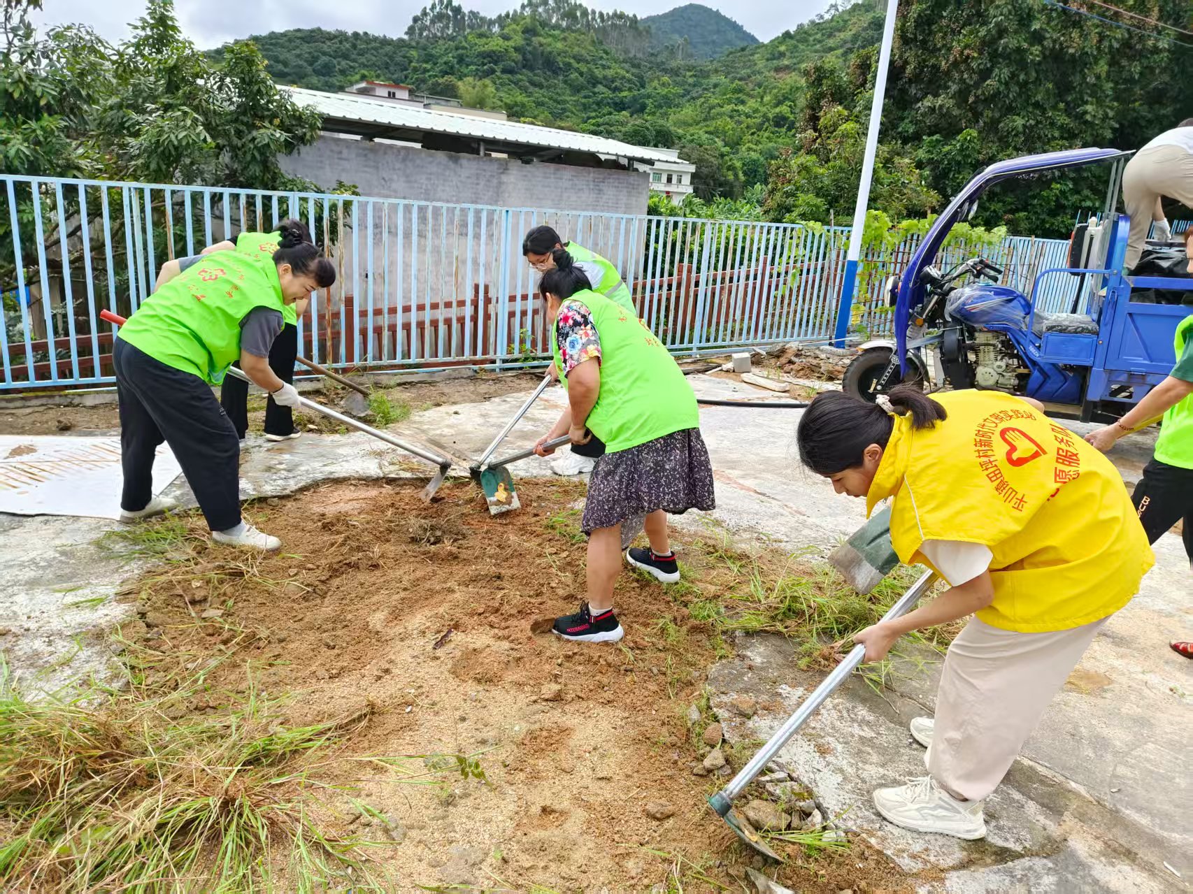 助力典型村建设 ：巾帼志愿在行动—平山巾帼志愿队到田坪典型村开展村道清理垃圾，严防基孔肯雅热疫情系列志愿活动-8.jpg