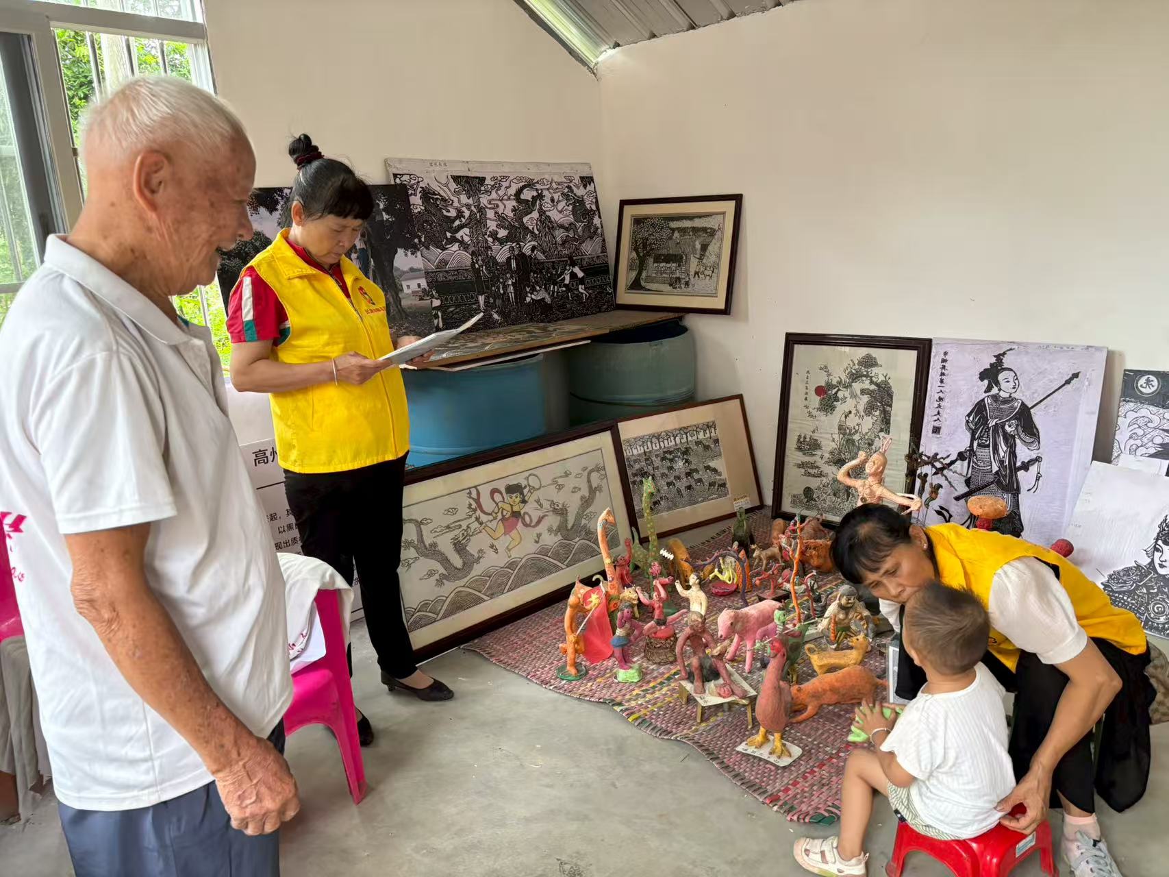 巾帼志愿暖人心，共护非遗守健康—长坡镇巾帼志愿者探访农民版画家-5.jpg