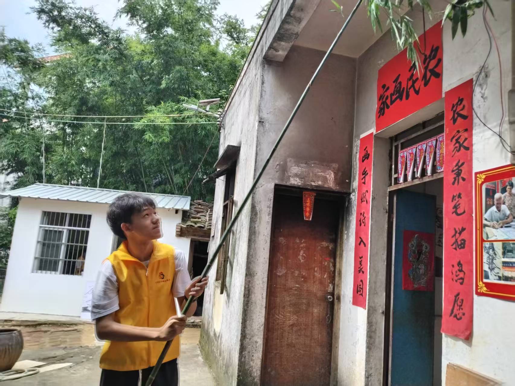 巾帼志愿暖人心，共护非遗守健康—长坡镇巾帼志愿者探访农民版画家-1.jpg