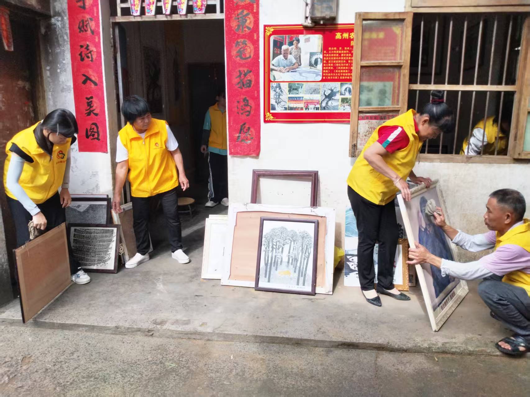 巾帼志愿暖人心，共护非遗守健康—长坡镇巾帼志愿者探访农民版画家-4.jpg