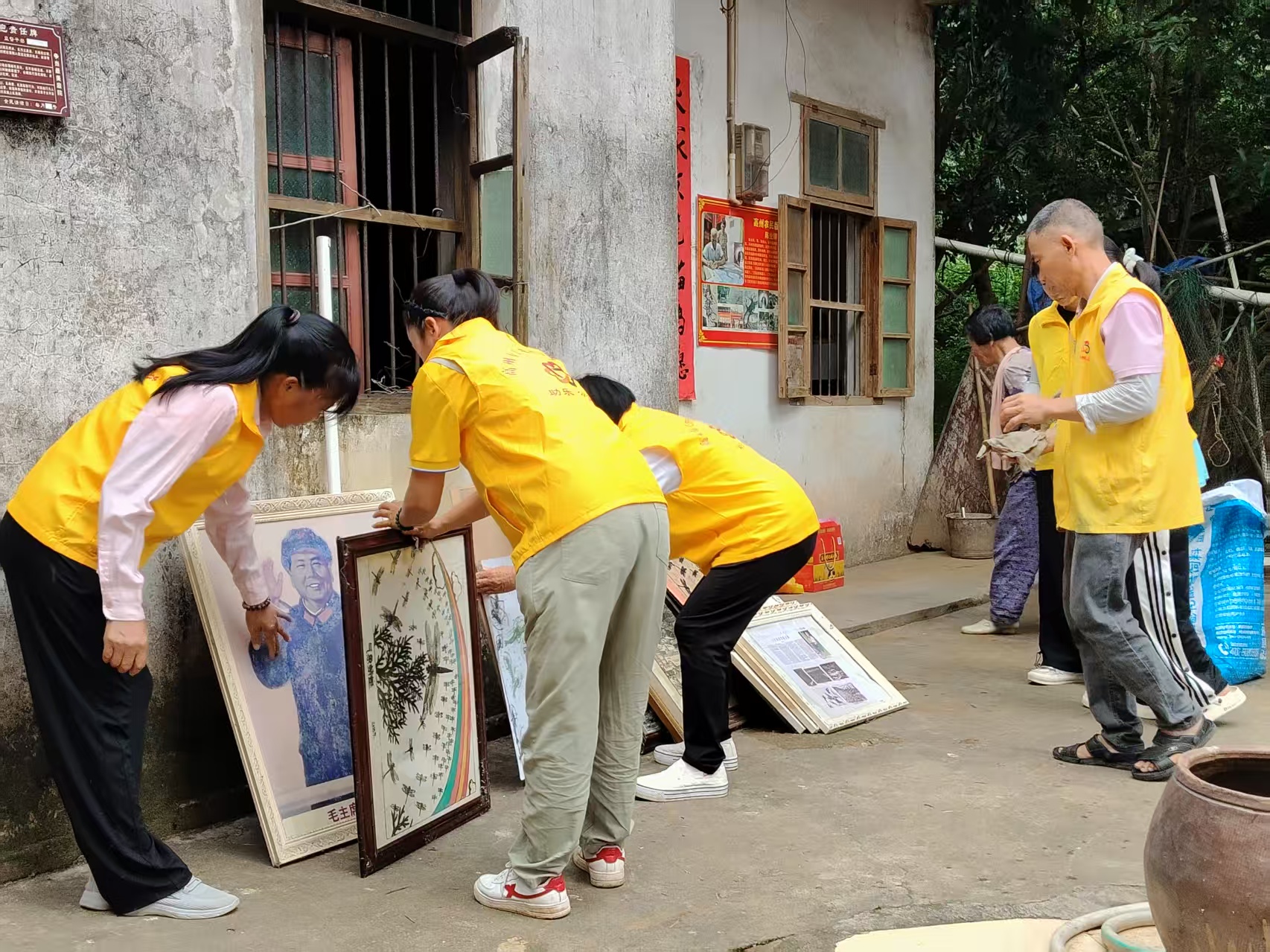 巾帼志愿暖人心，共护非遗守健康—长坡镇巾帼志愿者探访农民版画家-3.jpg