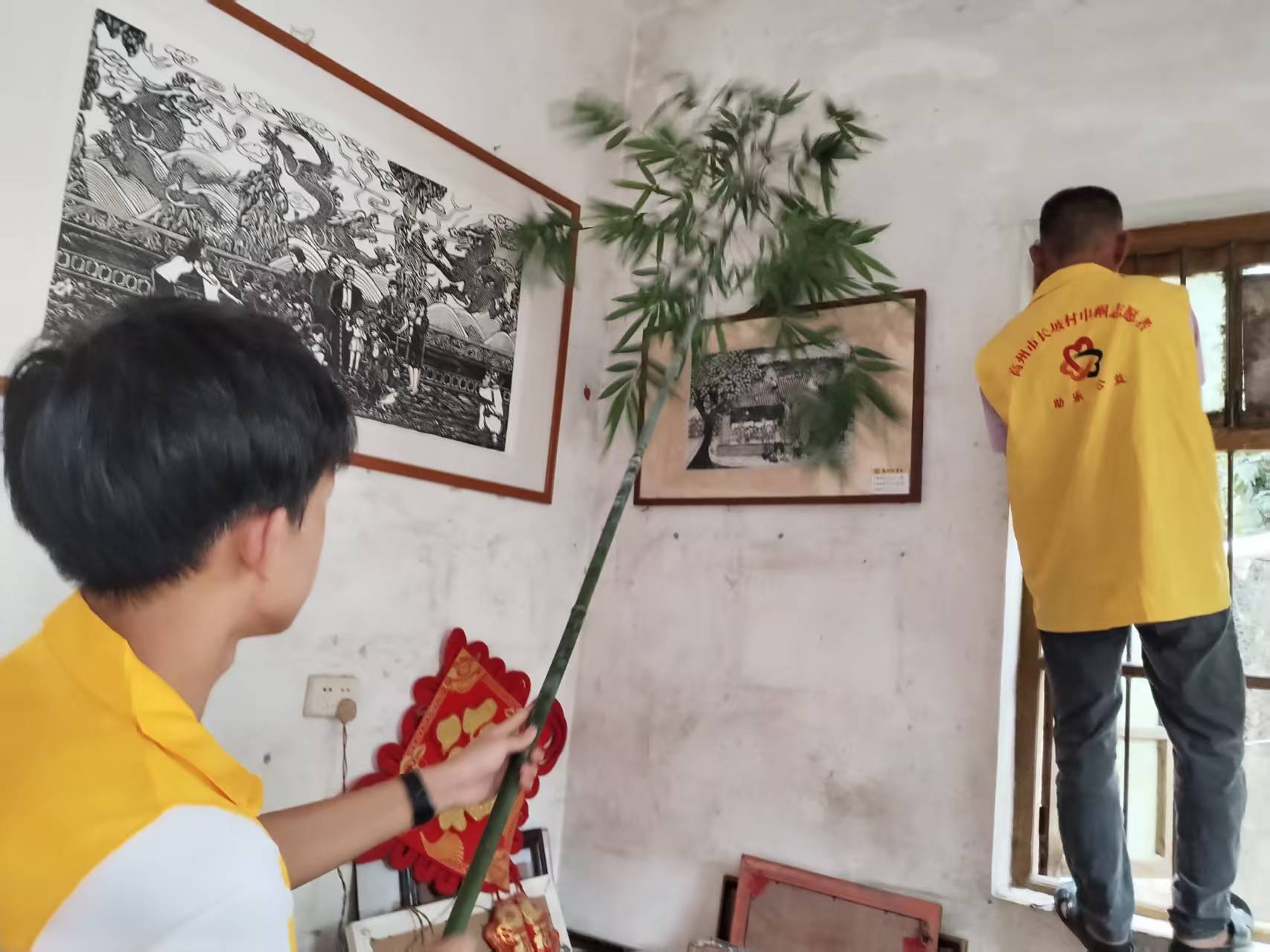 巾帼志愿暖人心，共护非遗守健康—长坡镇巾帼志愿者探访农民版画家-2.jpg