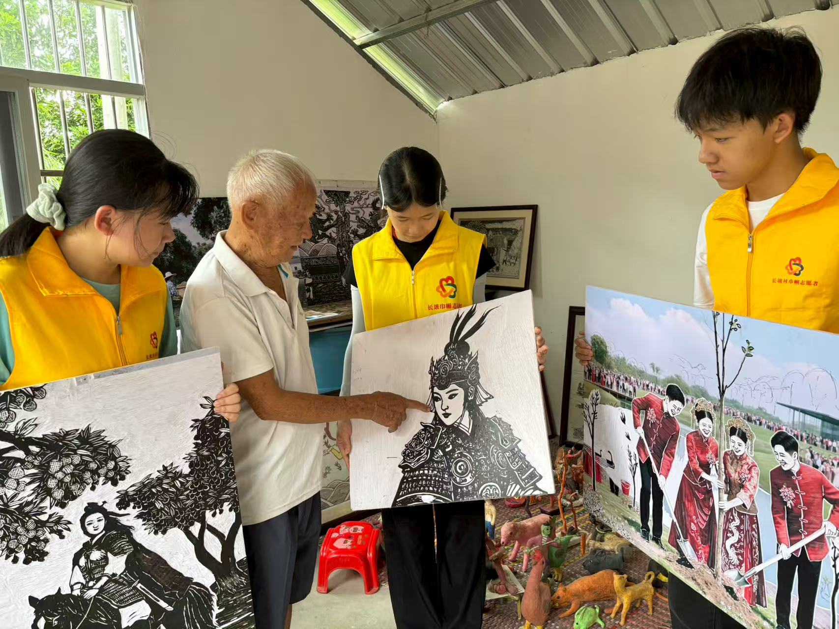巾帼志愿暖人心，共护非遗守健康—长坡镇巾帼志愿者探访农民版画家-6.jpg