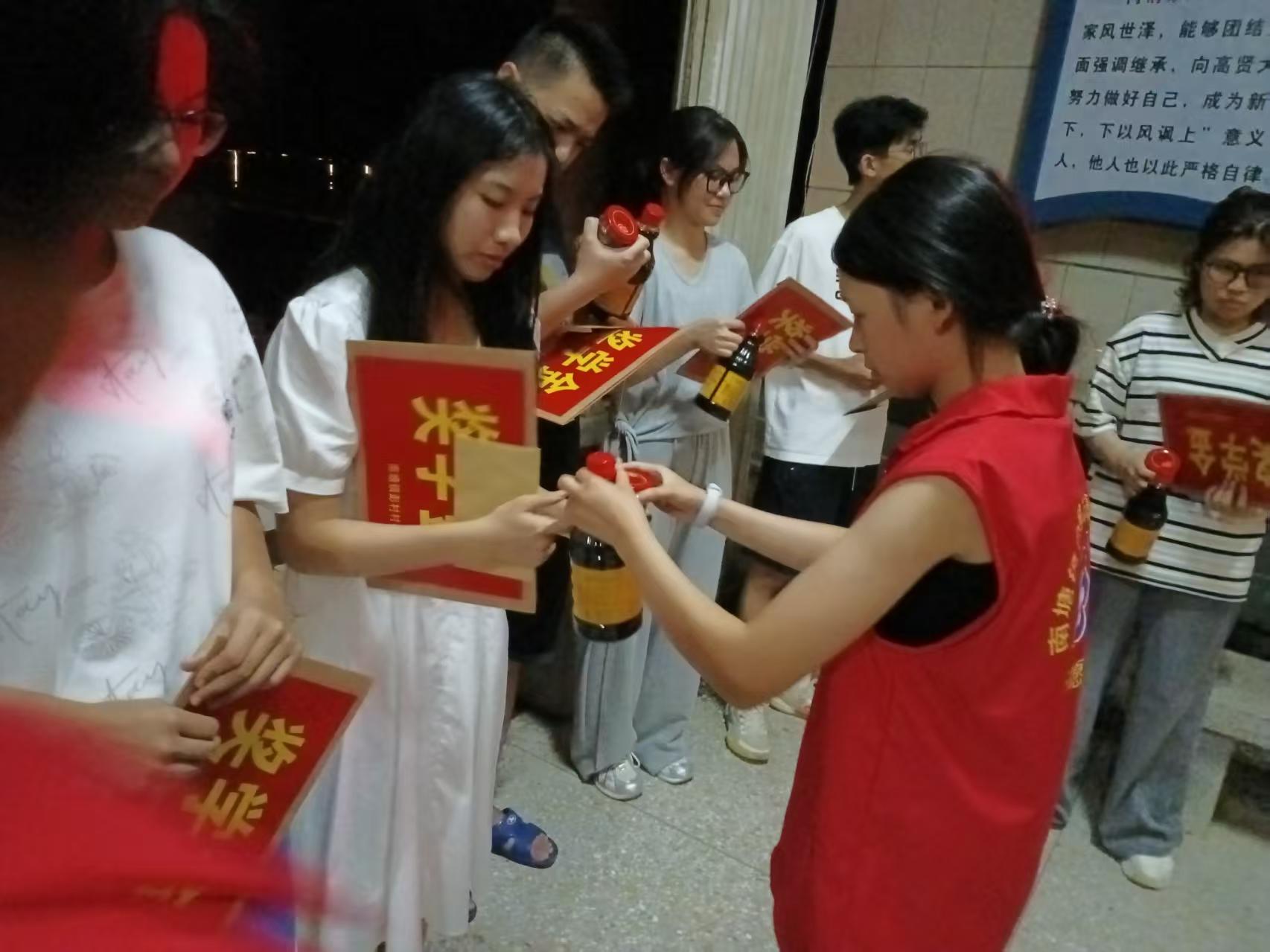 南塘镇巾帼志愿者护航彭村奖教奖学晚会 暖心服务与心意共添彩-7.jpg